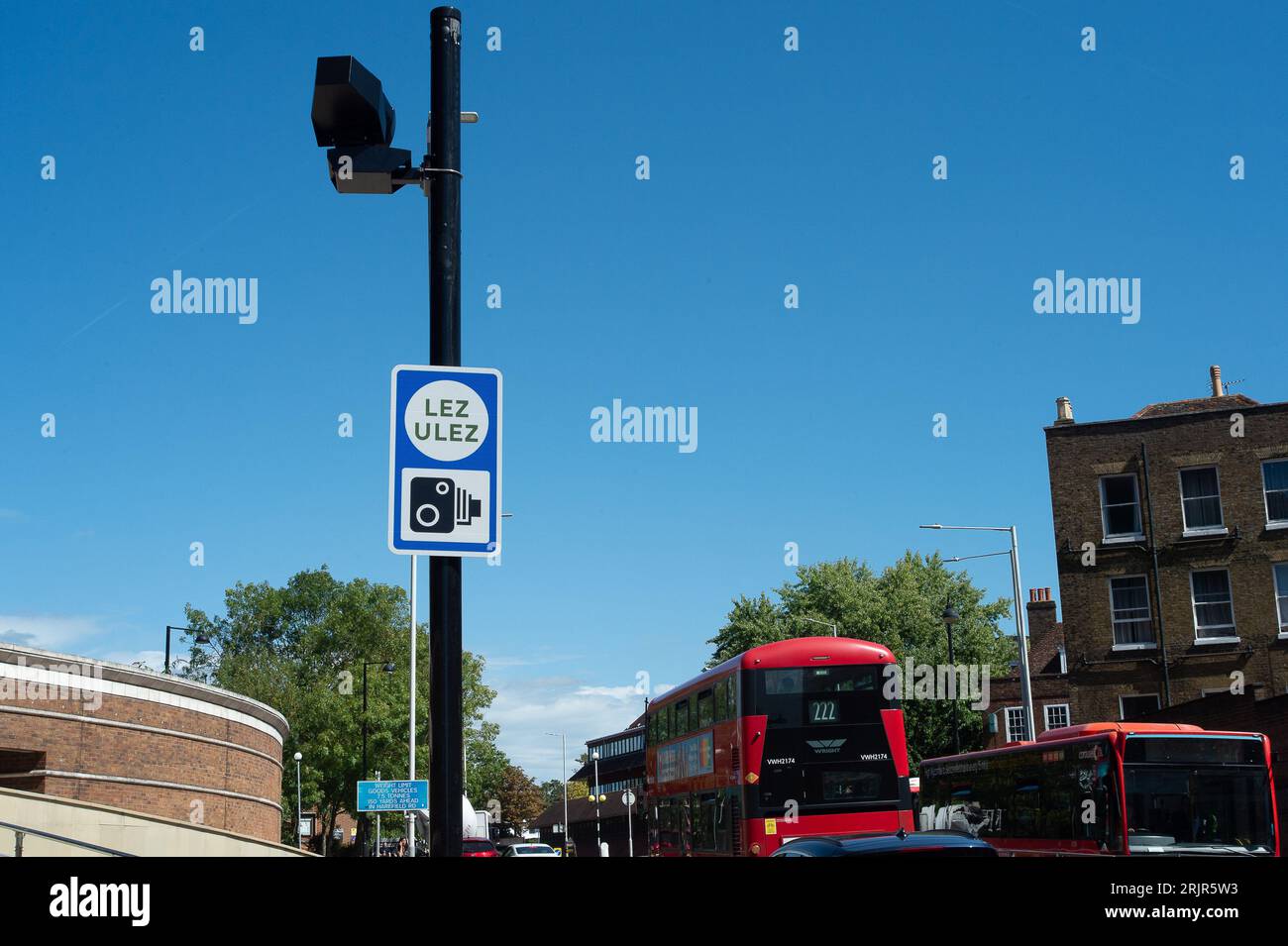 Uxbridge, Royaume-Uni. 23 août 2023. De nouvelles caméras et panneaux ULEZ (photo) ont été installés autour de la ville d'Uxbridge dans le quartier londonien de Hillingdon. Il a été signalé aujourd ' hui que le Gouvernement avait pris des conseils juridiques et n ' essaierait pas d ' empêcher Sadiq Khan de déployer la nouvelle zone élargie de l ' ULEZ. À partir du 29 août, Uxbridge et les vastes zones de l'extérieur de Londres feront partie de la zone d'ultra-faible émission étendue qui est mise en place par le maire de Londres Sadiq Khan et transport for London. Ceux qui conduisent à Uxbridge devront soit avoir un véhicule conforme à ULEZ ou payer £12,50 e. Banque D'Images