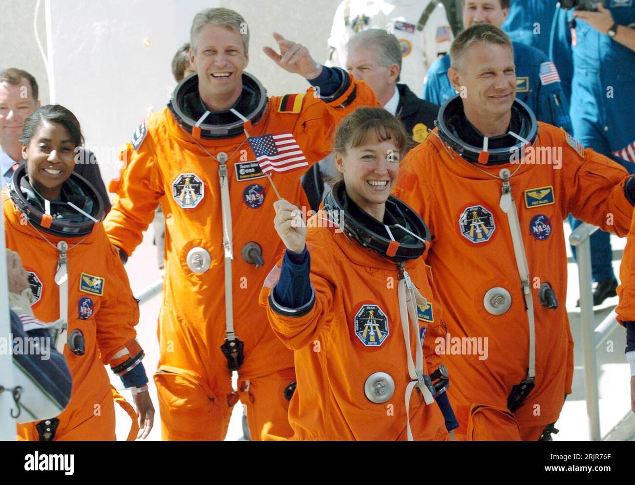 Bildnummer : 51319630 Datum : 04.07.2006 Copyright : imago/Xinhua Besatzung der Space Shuttle-Mission STS-121 v.l.N.r. : Missionsspezialistin Stephanie Wilson (USA), Bordingenieur Thomas Reiter (GER), Missionsspezialistin Lisa Nowak und Piers John Sellers (beide USA) lächelnd auf dem Weg zur Discovery in Cape TINXINBLINXURA, Florida, Florida, ICNOxPULVERN, Florida, 2006 NASA, Weltraumforschung, Raumfahrt, astronaute, astronauten, Besatzungen, Missionsspezialist, Spezialist, amerikanische, deutsche, Pressetermin, Lächeln, Gestik ; , quer, Kbdig, Gruppenbild, Vereinigte Staa Banque D'Images