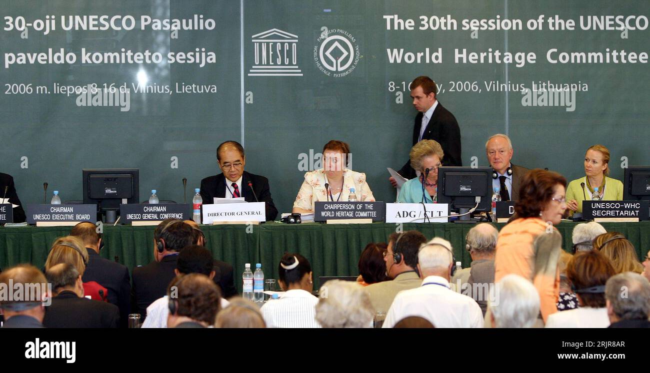 Bildnummer : 51327492 Datum : 08.07.2006 Copyright : imago/Xinhua Koichiro Matsuura (li., JPN/Generaldirektor UNESCO) und Ina Marciulionyte (Mitte, LIT/Vorsitzende des UNESCO Kulturerbekomitees) während des 30. Konferenz des UNESCO World Heritage Committee in Vilnius - PUBLICATIONxNOTxINxCHN, Personen ; 2006, Vilnius, Konferenzen, Treffen, Weltkulturerbe, Kulturerbe, Kulturerbekomitee, Komitee, Schriftzug ; , quer, Kbdig, totale, Litauen, Aktion, les gens Banque D'Images