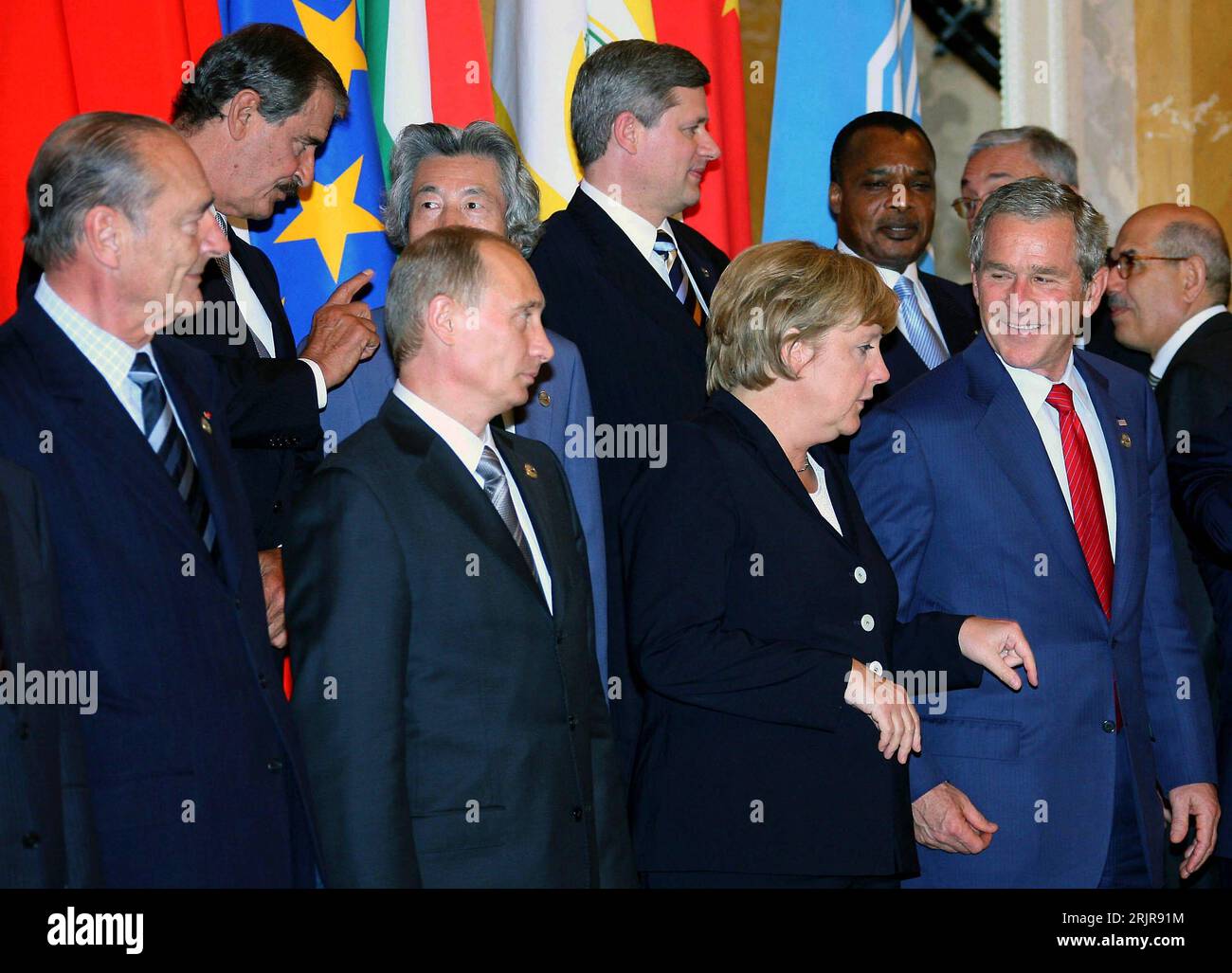 Bildnummer : 51338578 Date de référence : 17.07.2006 Copyright : imago/Xinhua Erste Reihe v.l.n.r: Präsidenten Jacques Chirac (FRA), Wladimir Poutine (RUS), Bundeskanzlerin Angela Merkel (GER) und Präsident George W. Bush (USA), dahinter Präsident Vicente Fox Quesada (MEX), (verdeckt) Premier ministre Junichiro Koizumi (JPN), Stephen Harper (CAN) und anlässlich Denis Sassou Ngusesso (CGO) Präsident des G8-Gipfelt-GipINTINTINXICN, Saint-Petersburg, Saint-2006 Petersburg, Pressetermin, Gipfeltreffen, G 8, Politiker,; , quer, Kbdig, Gruppenbild, internationale Politik, Politik, Russlan Banque D'Images