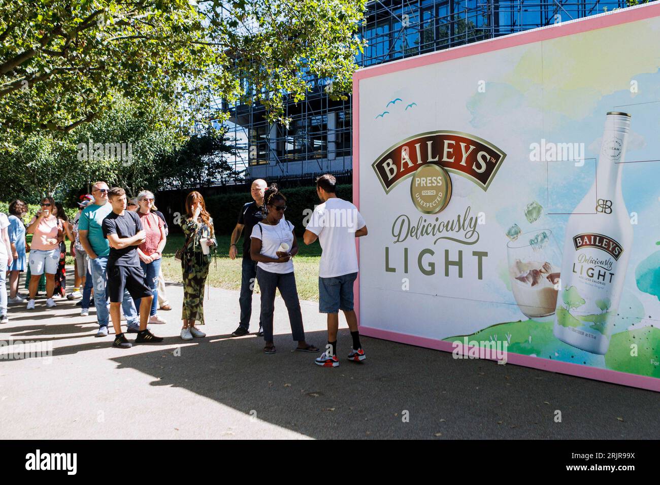 À USAGE ÉDITORIAL RÉSERVÉ aux membres du public lors de l'événement pop-up Baileys « Press for the Unexpected », qui propose des échantillons gratuits du dernier album de la marque « Baileys Deliciously Light » ainsi que des friandises « Cake or Not » d'Extreme Cake Makers, Londres. Date de la photo : mercredi 23 août 2023. Banque D'Images