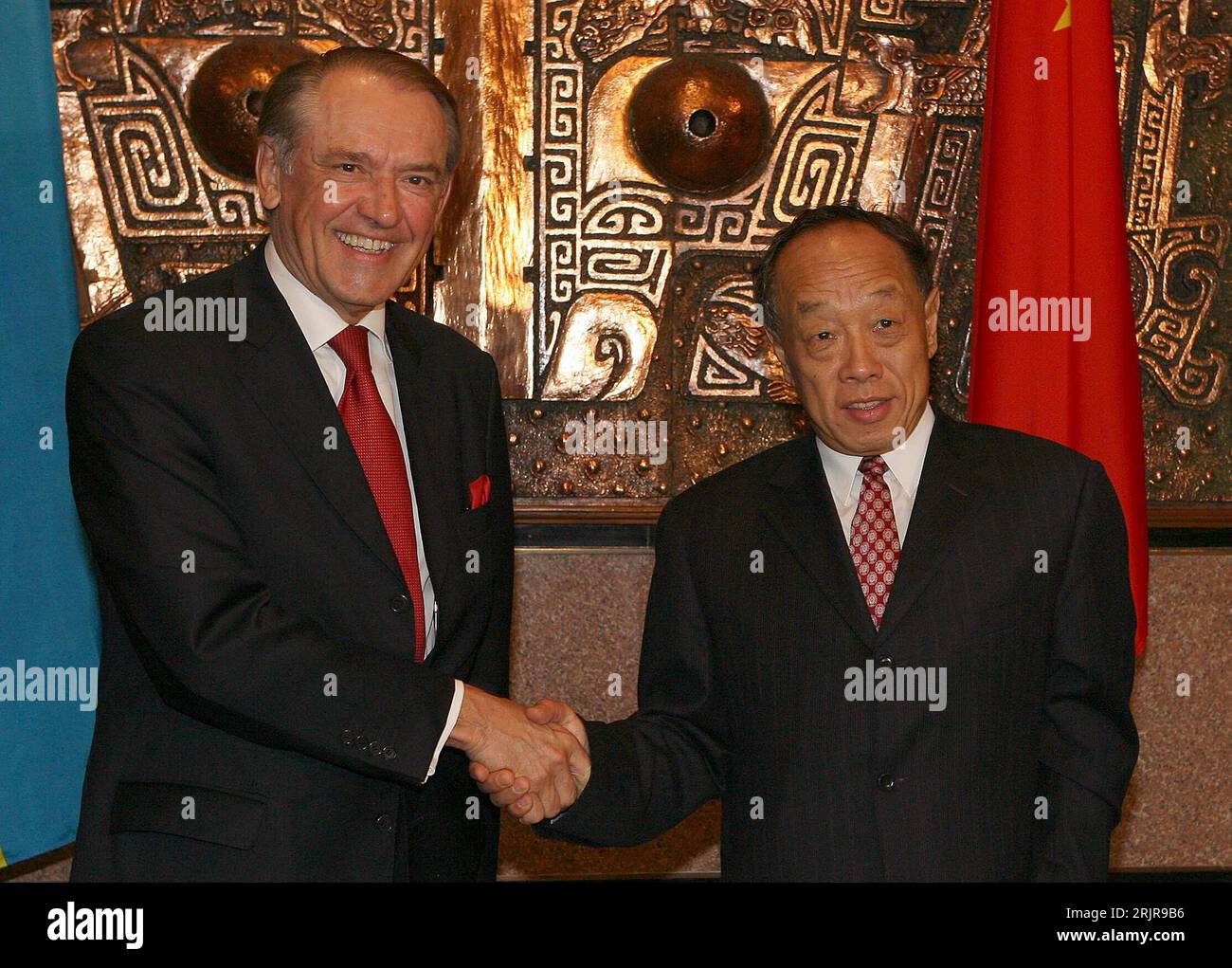 Bildnummer : 51341352 Datum : 19.07.2006 Copyright : imago/Xinhua Außenminister Li Zhaoxing (re., CHN) und Außenminister Jan Eliasson (li., SWE) anlässlich eines Staatsbesuchs in Peking - PUBLICATIONxNOTxINxCHN, Personen , optimistisch ; 2006, Pékin, Politik, Politiker, Pressetermin , Staatsbesuch, Shakehands , serrer la main, Begrüßung, begrüßt, Lächeln, ; , quer, Kbdig, Gruppenbild, close, internationale Politik, Politik, Chine, Randbild, gens Banque D'Images