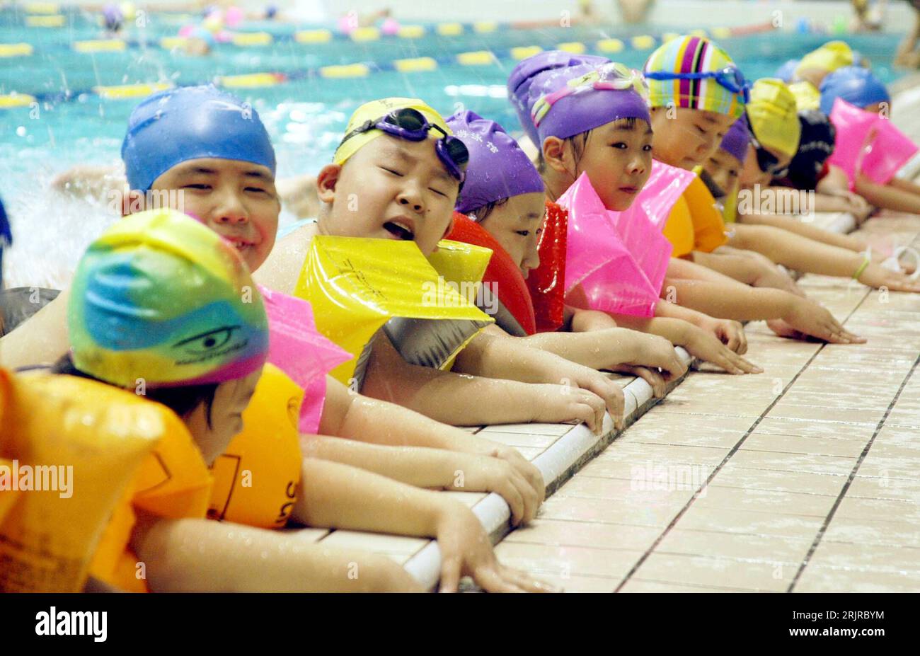 Bildnummer : 51368557 Datum : 18.07.2006 Copyright : imago/Xinhua Chinesische Schulkinder während eines Schwimmkurses in einer Schwimmhalle in Jinan PUBLICATIONxNOTxINxCHN, Personen ; 2006, Jinan, Kind, Kind, Kind, Kind, Kinder, Mädchen, Chinois, Chinesen, Chinesin, Junge, Jungen, Jungs, schwimmen, schwimmend, schwimmt, lernen, lernend, lernt, Schwimmunterricht, Kurs, Kurse, Schwimmkurs, Schwimmkurse, Schulkind; , quer, Kbdig, Gruppenbild, Chine, , Schule, Bildung, Banque D'Images