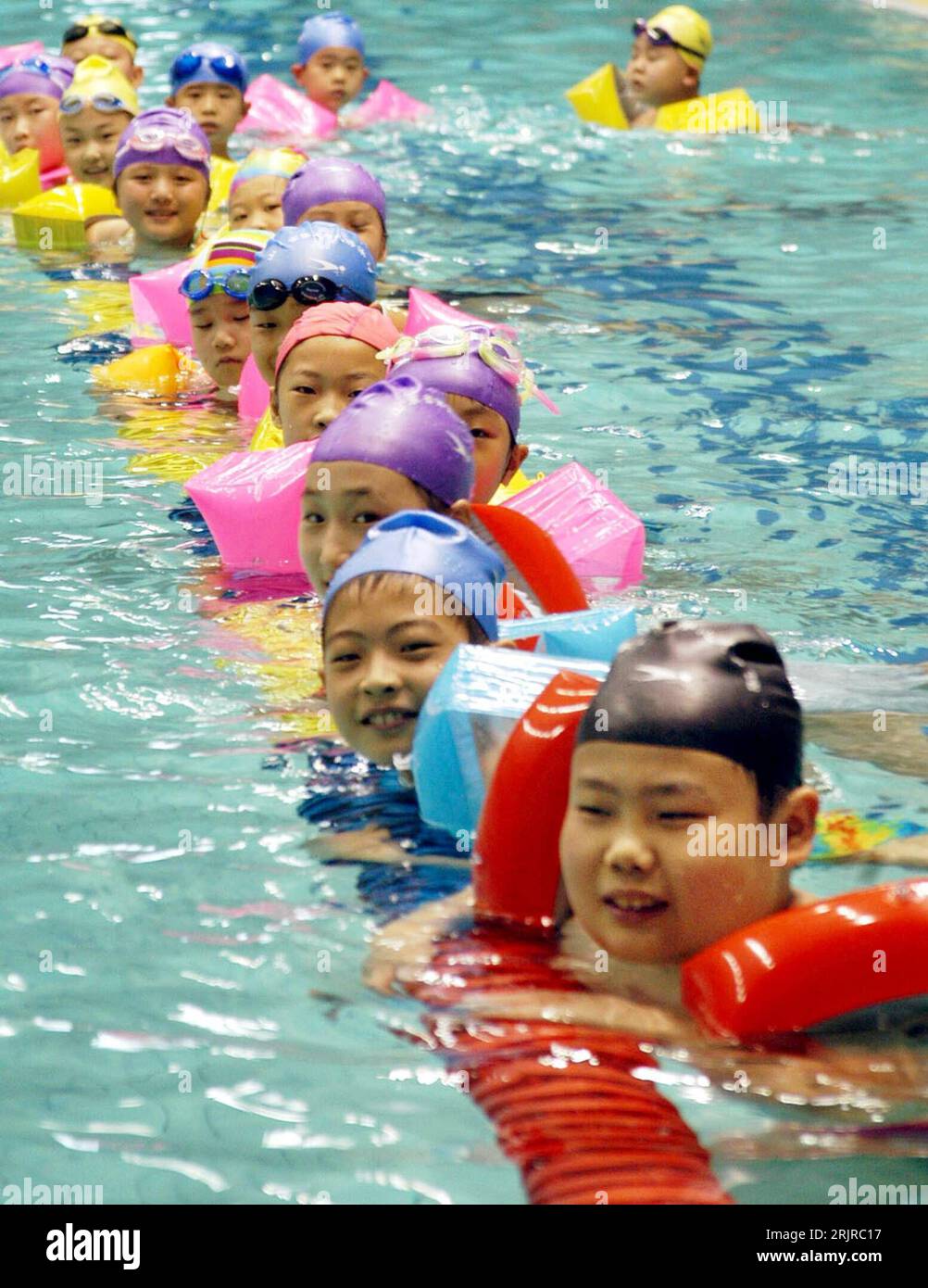 Bildnummer : 51368556 Datum : 18.07.2006 Copyright : imago/Xinhua Chinesische Schulkinder während eines Schwimmkurses in einer Schwimmhalle in Jinan PUBLICATIONxNOTxINxCHN, Personen , optimistisch ; 2006, Jinan, Kinder, Kinder, Mädchen, Chinois, Chinesen, Chinesin, Junge, Jungen, Jungs, schwimmen, schwimmend, schwimmt, lernen, lernend, lernt, Schwimmunterricht, Kurs, Kurse, Schwimmkurs, Schwimmkurse, Schulkind ; , hoch, Kbdig, Gruppenbild, Chine, , Schule, Bildung, Banque D'Images