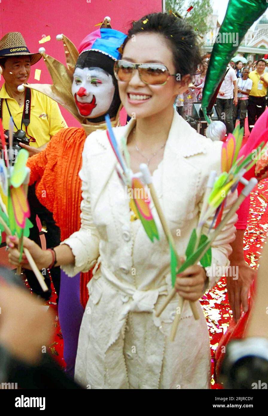 Bildnummer : 51371063 Datum : 16.07.2006 Copyright : imago/Xinhua Schauspielerin Zhang Ziyi (CHN) anlässlich der Eröffnung des - 2006 Dalian International Beach Carnival - in China - PUBLICATIONxNOTxINxCHN, Personen , optimistisch ; 2006, Dalian, Liaoning, Karneval ; , hoch, Kbdig, Einzelbild, film, Kunst, Chine, Randbild, personnes Banque D'Images