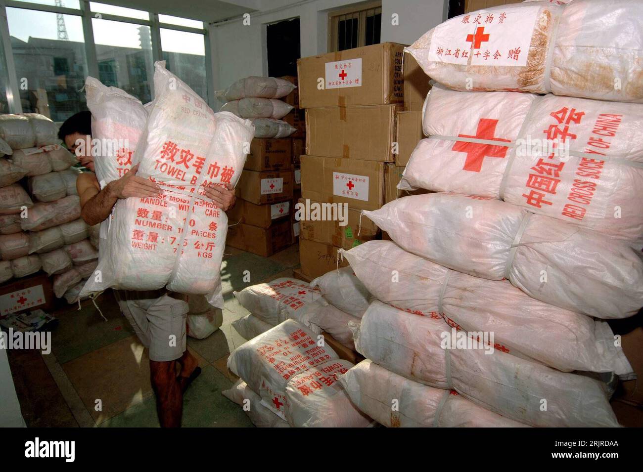 Bildnummer : 51379228 Datum : 12.08.2006 Copyright : imago/Xinhua Helfer transportiert in Wenzhou in der chinesischen Provinz Zhejiang Hilfsgüter für die Opfer des Taifuns - Saomai - PUBLICATIONxNOTxINxCHN, Personen , Objekte ; 2006, Wenzhou, Hilfslieferung, Hilfslieferungen, Lieferung, Lieferungen, humanitäre Hilfe, Hilfsgüter, Hilfsaktion, Hilfsaktionen, Lager; quer, Kbdig, Einzelbild, Chine, , O0 Rotes Kreuz Banque D'Images