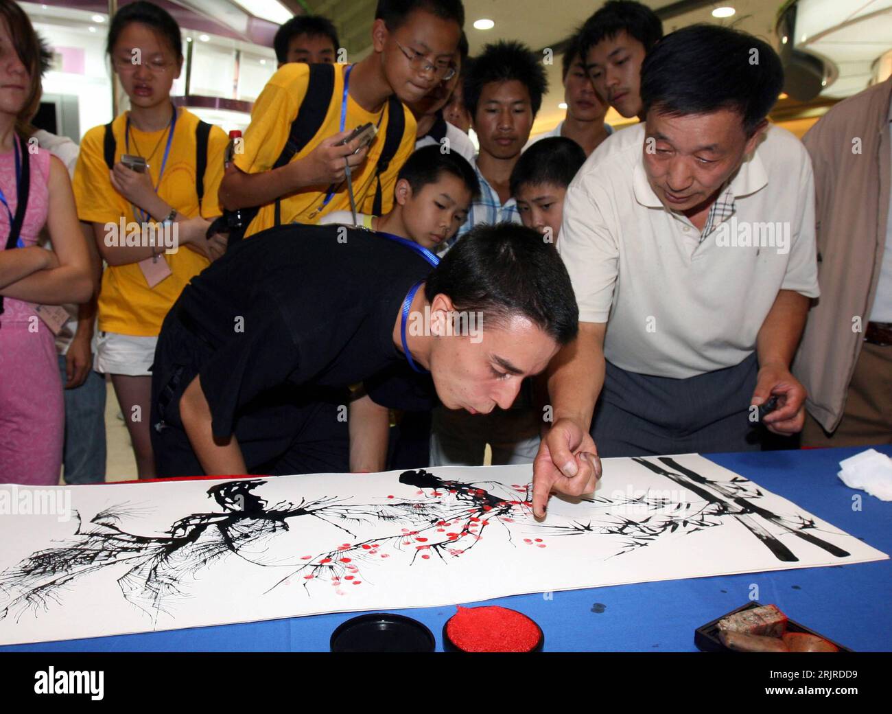 Bildnummer : 51379599 Datum : 08.08.2006 Copyright : imago/Xinhua Lehrer weist ausländische Studenten in die Kunst der chinesischen Malerei ein in Shanghai- PUBLICATIONxNOTxINxCHN, Personen ; 2006, Chaohu, Anhui, Lehrer, Maler, Mann, Männer, Studenten, Student, Ausländer, malen, malt, pusten, pustet, pustend, blasen, Tradition, traditionell, traditionelle, chinesische, Gestik, Fingerzeig, ; , quer, Kbdig, Gruppenbild, Kunsthandwerk, Kunst, Chine, Arbeitswelten, Gesellschaft, , Universität, Bildung, Gesellschaft Banque D'Images