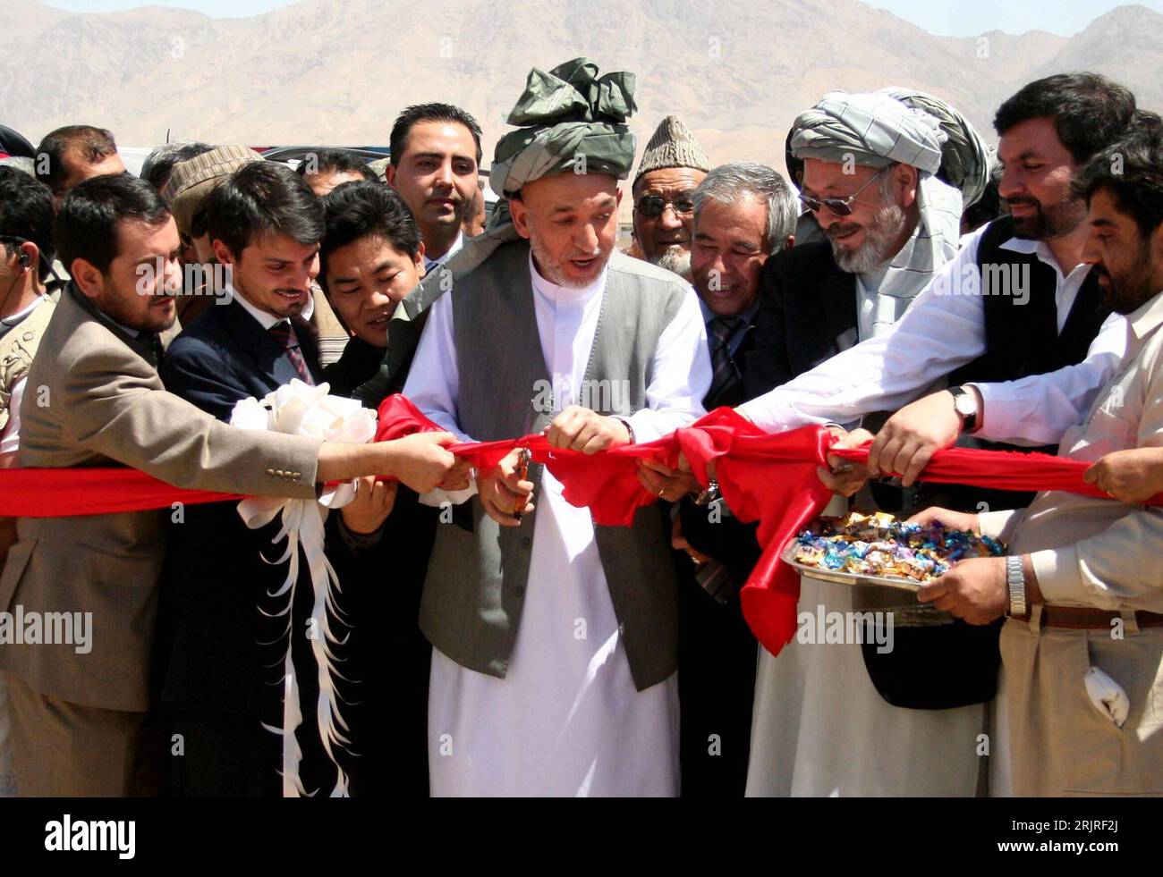 Hamid Karzai (Mitte/AFG/Staatspräsident) zerschneidet das rote Band anlässlich des Beginns der Bauarbeiten an der Hauptsraße zwischen Maiden Shar und Bamiyan - PUBLICATIONxNOTxINxCHN Banque D'Images