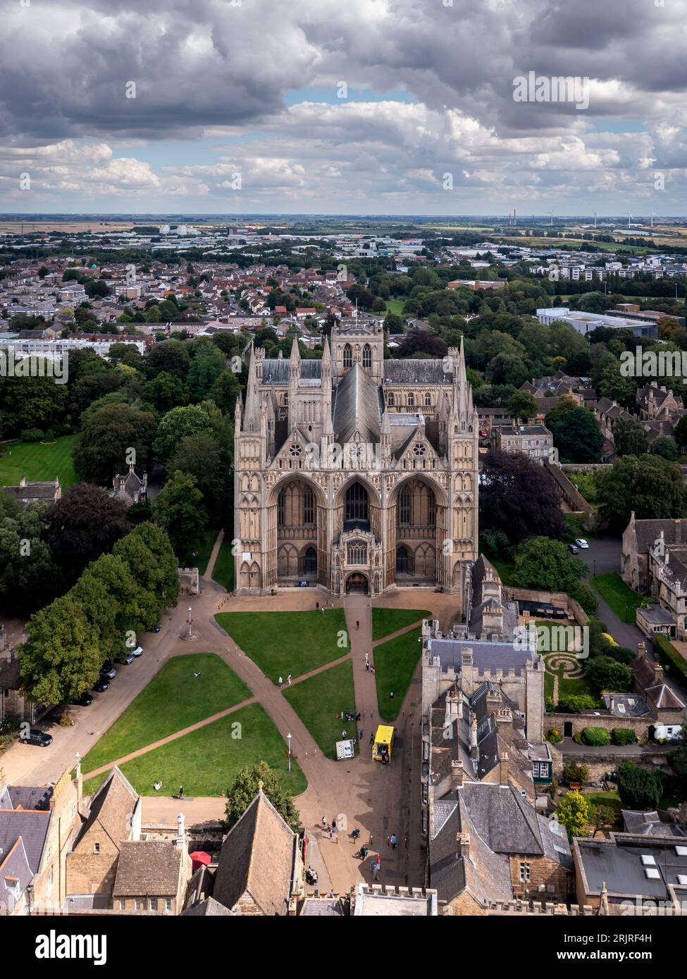 CATHÉDRALE DE PETERBOROUGH, ROYAUME-UNI - 15 AOÛT 2023. Une vue aérienne vertorama de l'architecture ancienne de la cathédrale de Peterborough et des terrains environnants i Banque D'Images
