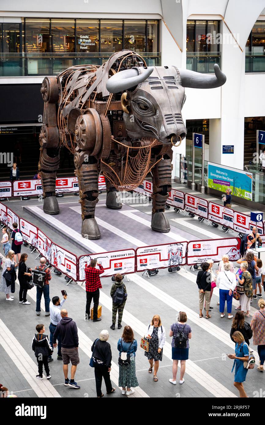 BIRMINGHAM NEW STREET STATION, ROYAUME-UNI - 23 AOÛT 2023. Ozzy le taureau mécanique utilisé comme mascotte pour les Jeux du Commonwealth se tient maintenant dans le hall Banque D'Images