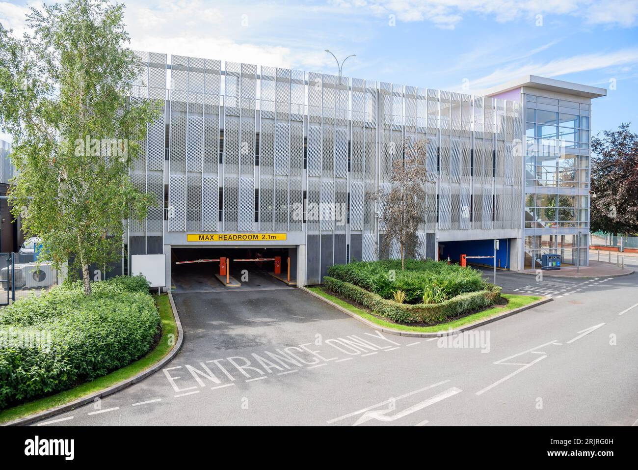 New multi-storey car park in a city centre on a sunny summer day Banque D'Images