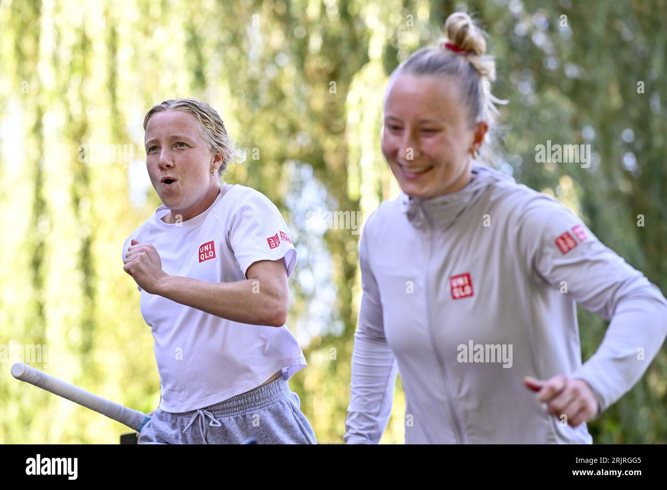 Tegelen, pays-Bas. 23 août 2023. Michelle Struijk, de Belgique, et Charlotte Englebert, de Belgique, photographiées après une conférence de presse de l'équipe nationale belge féminine de hockey Red Panthers, mercredi 23 août 2023 à Tegelen, aux pays-Bas. L'équipe joue actuellement les championnats d'Europe EuroHockey, qui se dérouleront en Allemagne du 18 au 27 août 2023. BELGA PHOTO DIRK WAEM crédit : Belga News Agency/Alamy Live News Banque D'Images