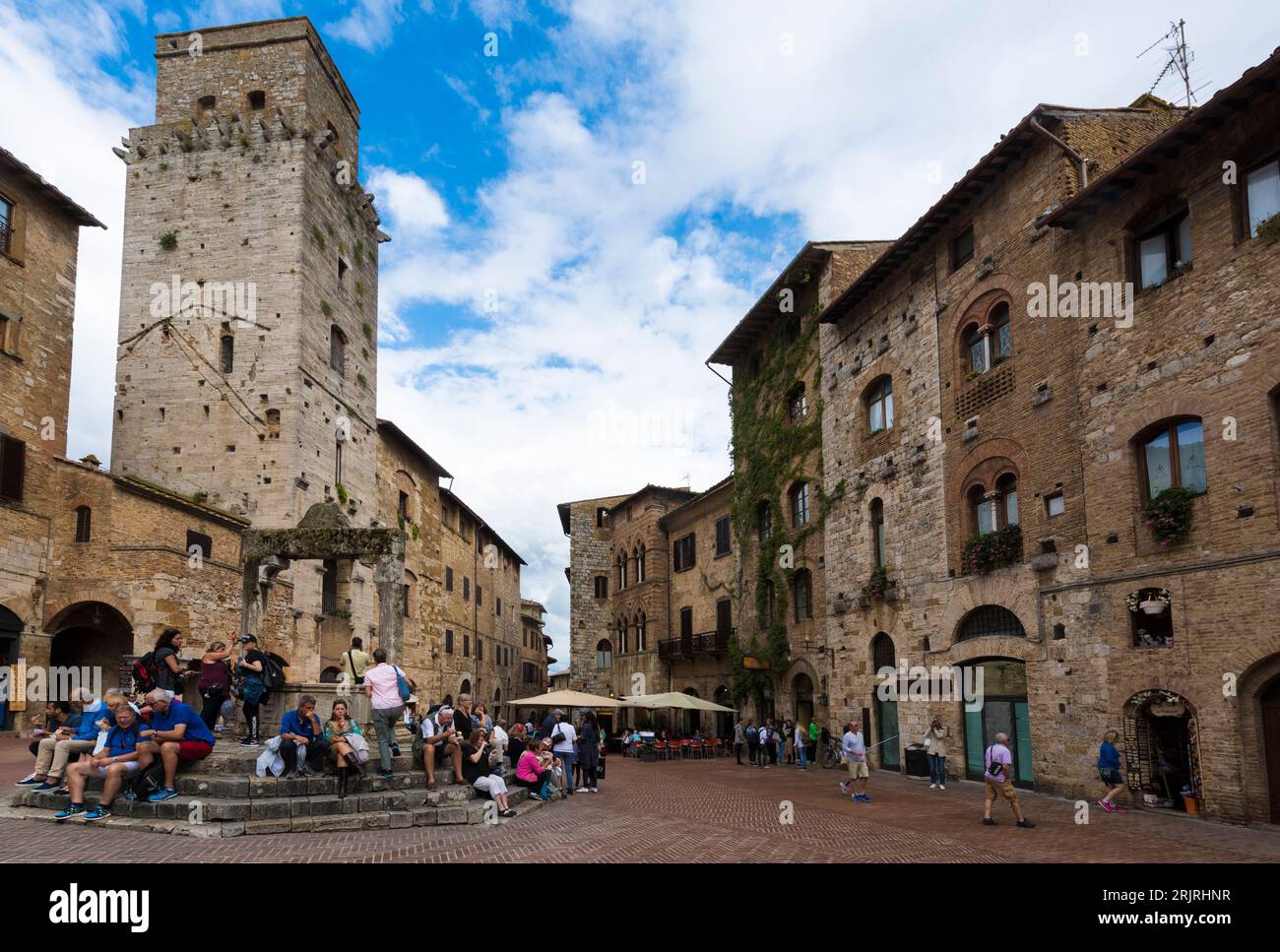 Piazza della Cisterna et vieilles maisons à San Gimignano Toscane Italie, Europe Banque D'Images