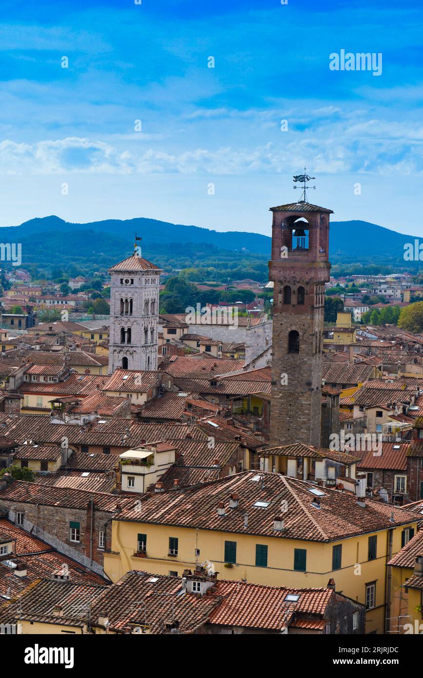 Voir à partir de la Torre Guinigi à la vieille ville de Lucca, Toscane, Italie Banque D'Images