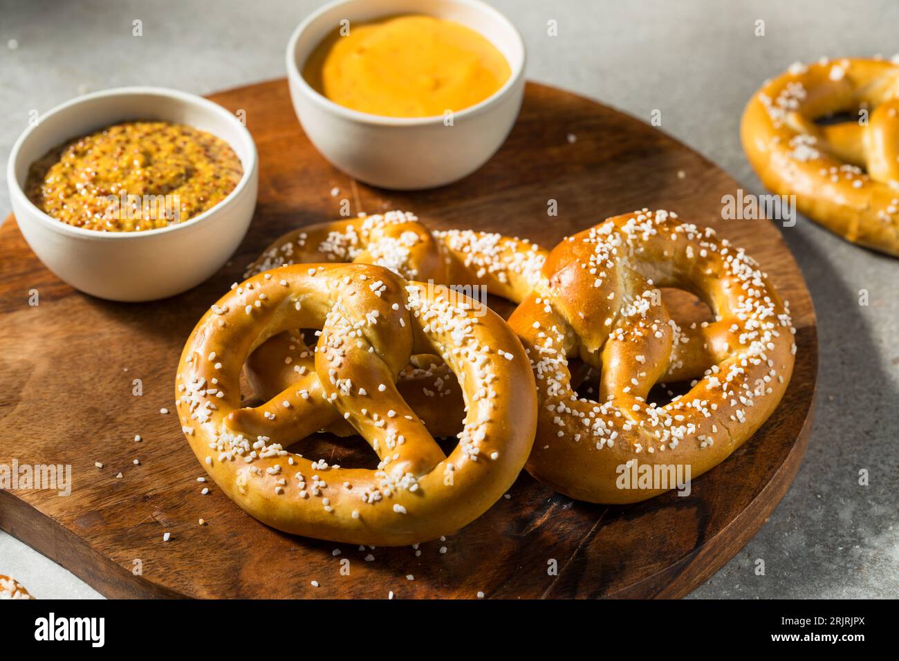 Bretzels bavarois doux et chauds avec sel Banque D'Images