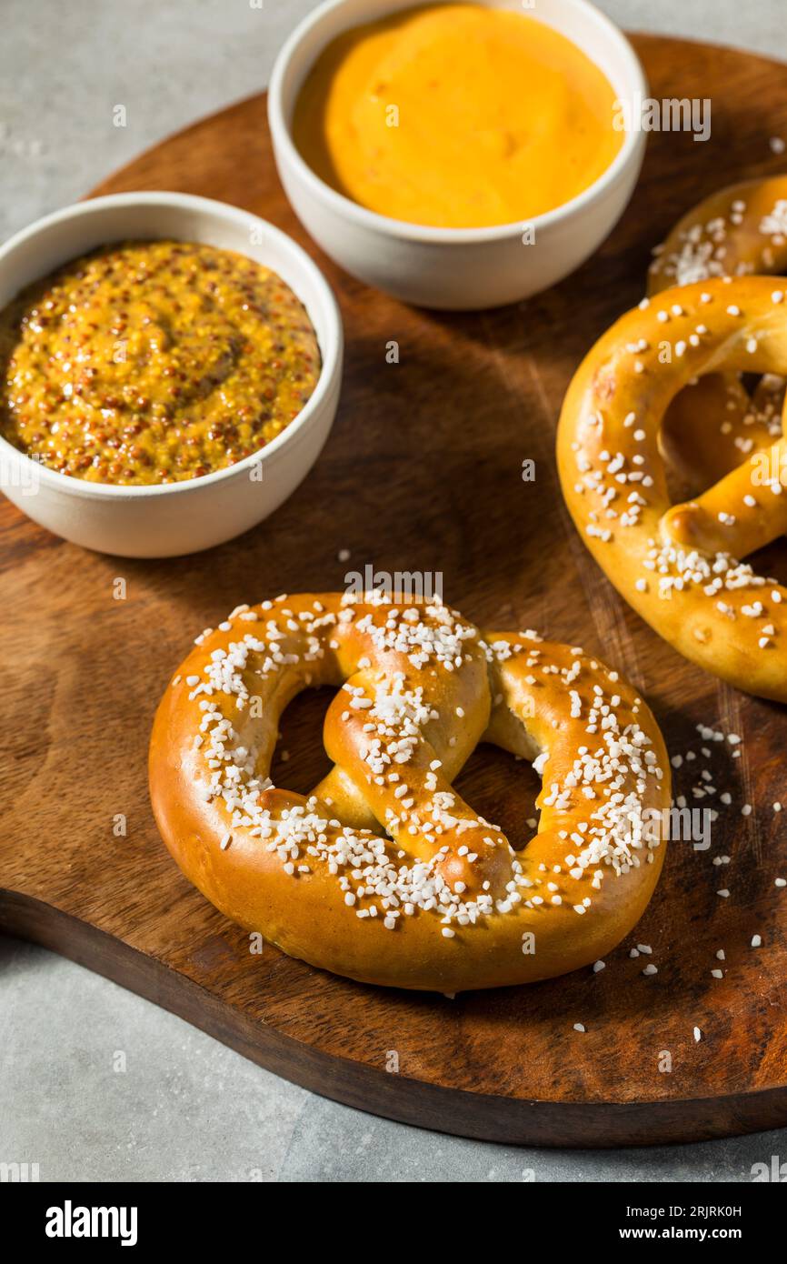 Bretzels bavarois doux et chauds avec sel Banque D'Images