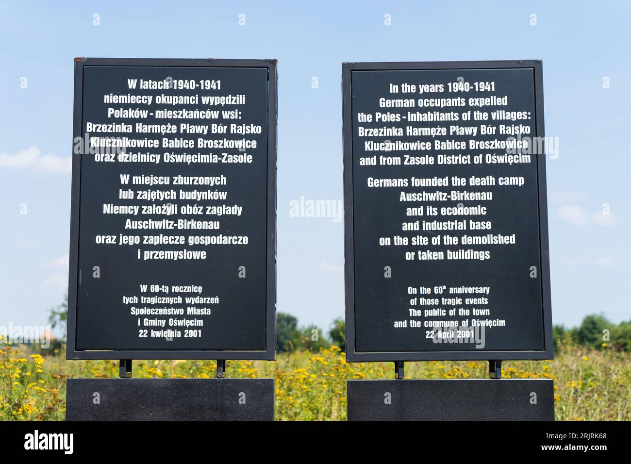 Panneau d'information à la porte principale de l'ancien camp de concentration Auschwitz Birkenau Banque D'Images
