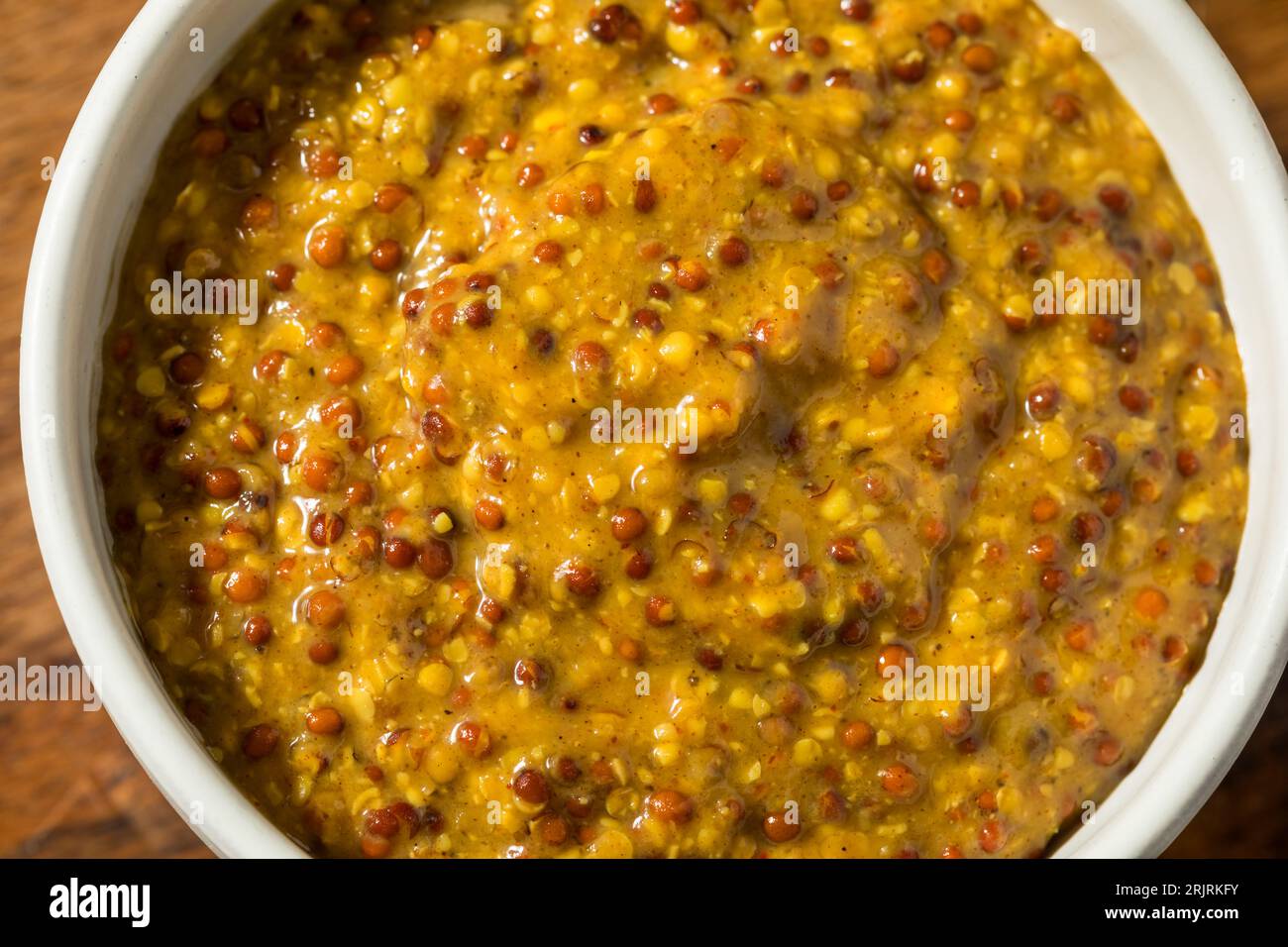 Moutarde grainée épicée bio brune dans un bol Banque D'Images