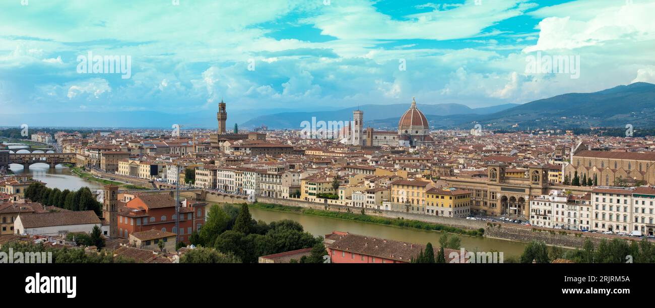 Vue sur la ville et du Duomo de Florence Santa Maria del Fiore avec clocher Campanile  Florence, Toscane, Italie Banque D'Images