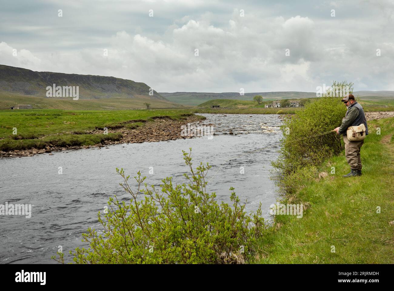 Pêcheur mouche sur Harwood Beck qui rejoint les Upper River Tees près de Wheysike House, Upper Teesdale, comté de Durham Banque D'Images