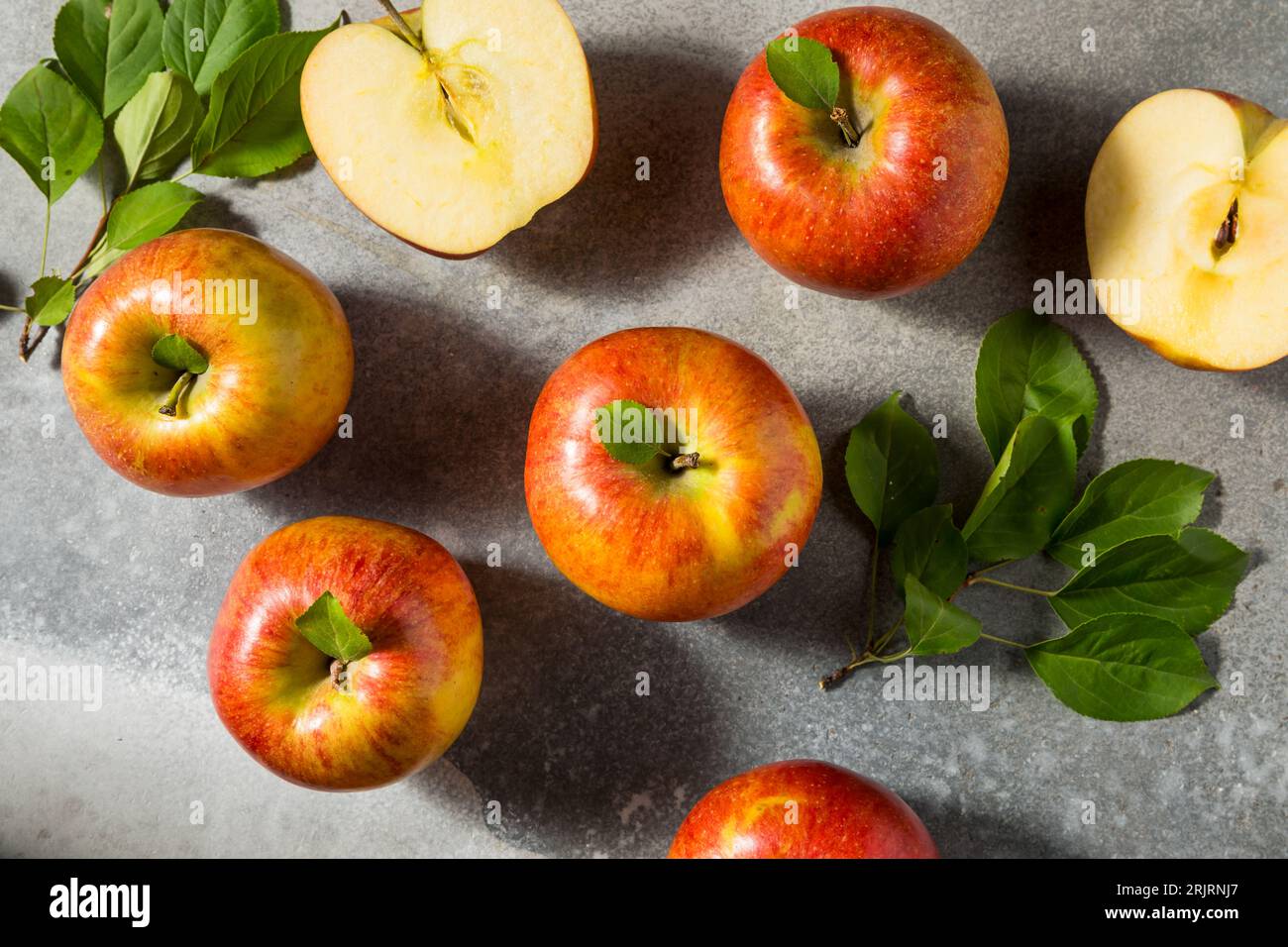 Pommes rouges biologiques Raw Envy dans une botte Banque D'Images