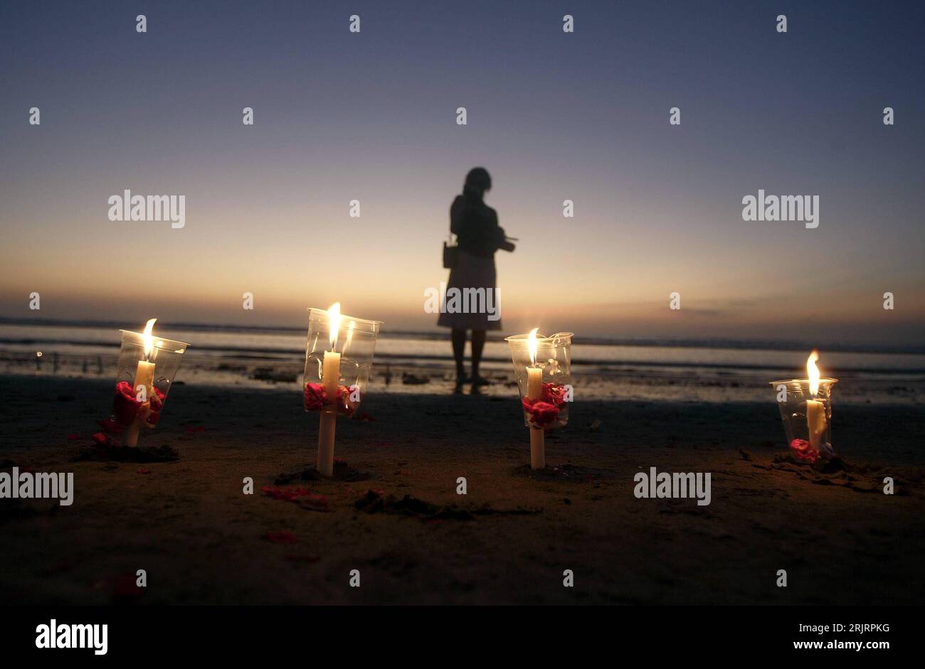 Bildnummer : 51477064 Datum : 12.10.2006 Copyright : imago/Xinhua Brennende Kerzen und eine einsame Frau am Strand von Kuta während einer Trauerzeremonie anlässlich des 4. Jahresstages der Terroranschläge in Bali - Kuta PUBLICATIONxNOTxINxCHN, Highlight , Objekte , Personen , Restlichtaufnahme; 2006, Kuta, Bali, Jahrestag, Jahrestage, Trauerfeier, Gedenkfeiern, Gedenken, Andenken, Erinnerung, Trauergast, Trauergäste, Trauerzeremonie, beten, Gebet, Anteilnahme, Strände, Kerze, brennend, brennt, Abends, Abend, Frau, Frauen, Abenddämmerung, Abenddämmerungen ; , quer, Kbdig, totale, Indonésien, Meer Banque D'Images
