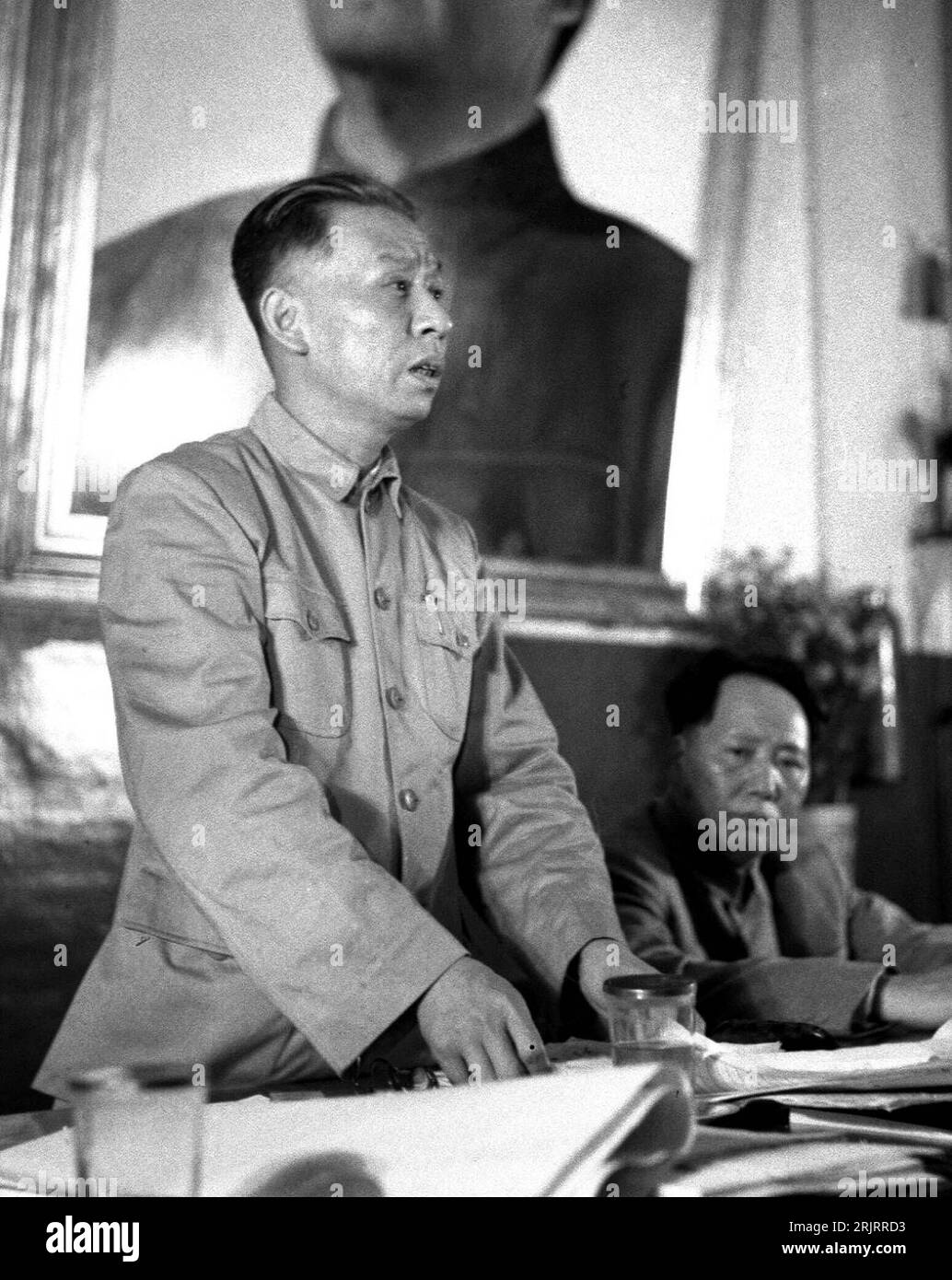 Bildnummer : 51485806 Datum : 15.06.1950 Copyright : imago/Xinhua Liu Shaoqi (vorn, CHN/Stellvertretender Vorsitzender des Weltbundes der Gewerkschaften und des Volksregierungsrates) anlässlich der 3. Sitzung des 7. PKKCV dans Peking PUBLICATIONxNOTxINxCHN, Personen ; 1950, SW, Pékin, Politiker, Politik ; , hoch, KBsw, Gruppenbild, proche, Chine, Aktion, les gens; Aufnahmedatum geschätzt Banque D'Images