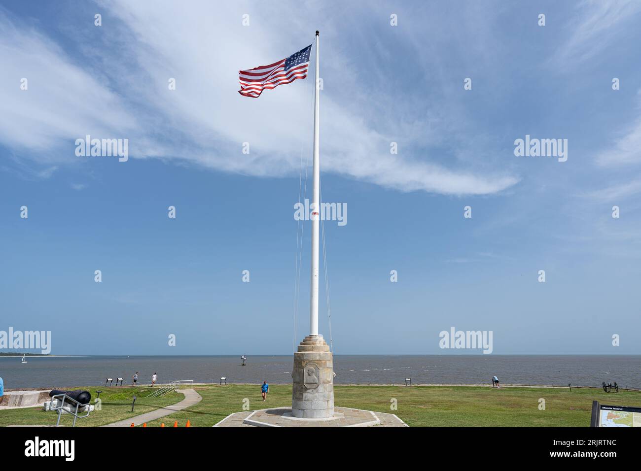 Le Flag-Pole au fort Sumter National Monument avec Charleston Harbor en arrière-plan. Banque D'Images