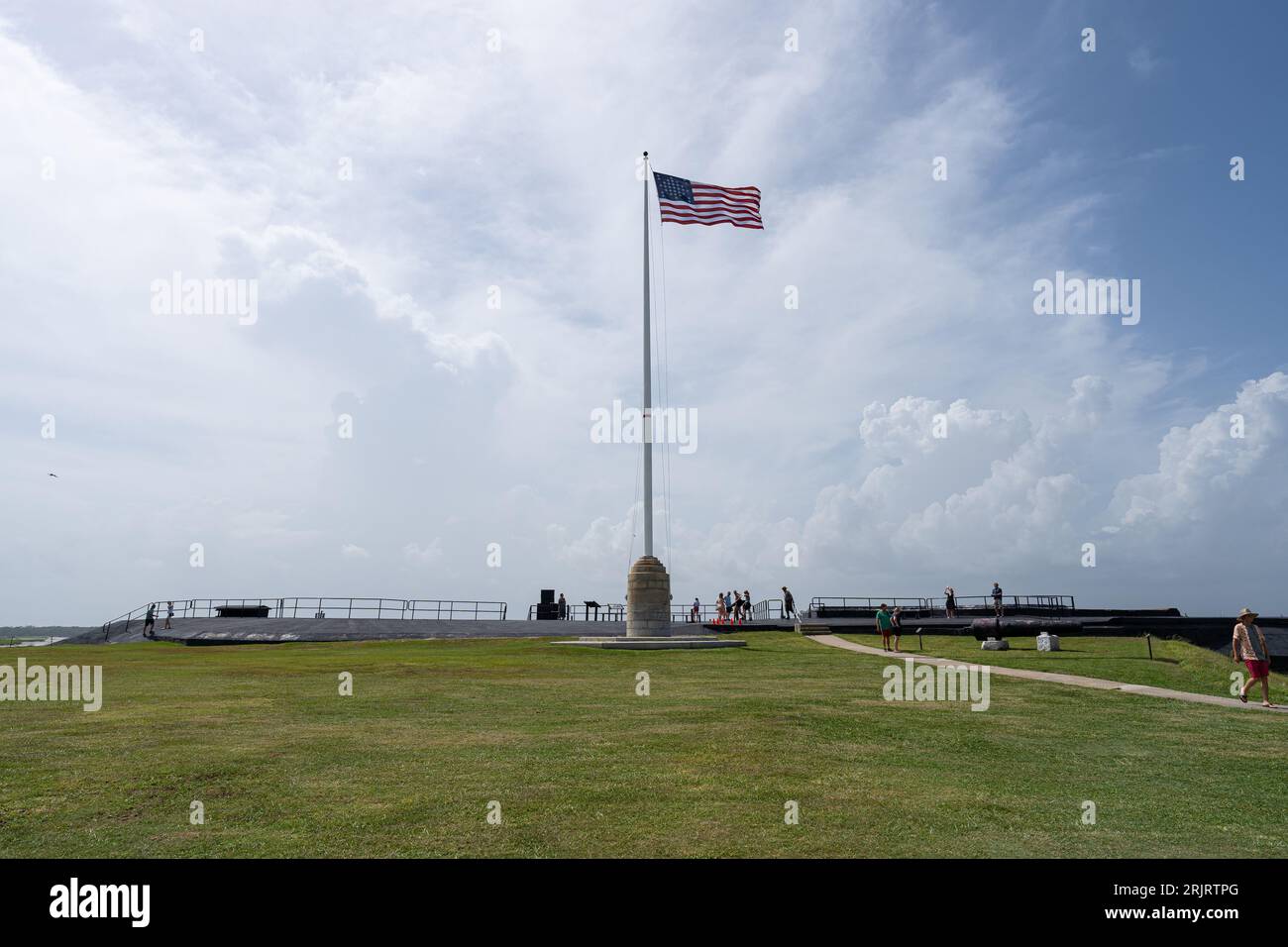 Le Flag-Pole au fort Sumter National Monument avec Charleston Harbor en arrière-plan. Banque D'Images