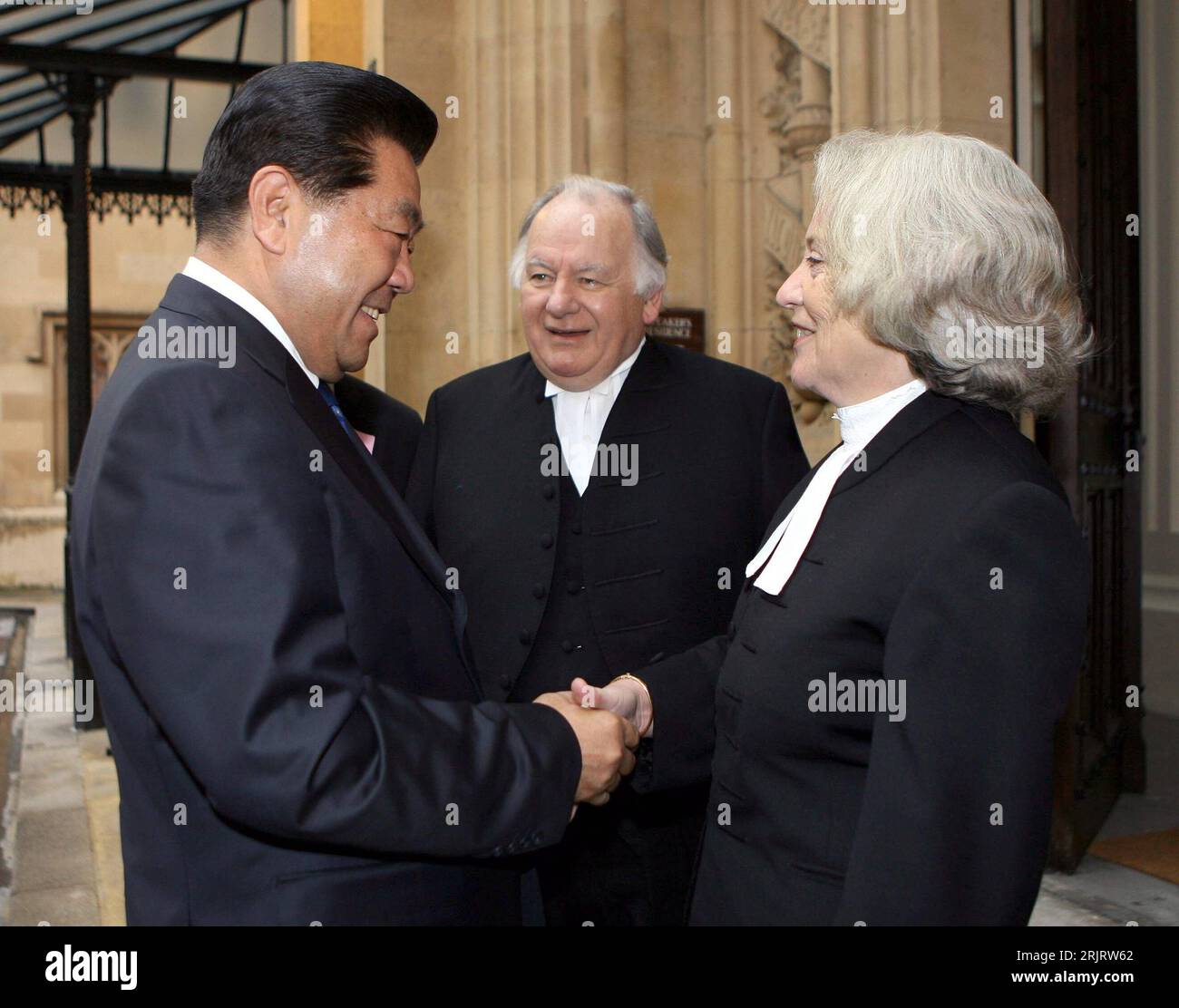 Bildnummer : 51497298 Date de référence : 24.10.2006 Copyright : imago/Xinhua Jia Qinglin (li., CHN/Vorsitzender PKKCV), Baronesse Helene Valerie Hayman (RE., GBR/First Lord Speaker) und Michael Martin (GBR/Speaker de la Chambre des communes) geben sich die Hände in London PUBLICATIONxNOTxINxINxCHN, Personen , Freisude , 2006, Personen , Londres, Politiker, Politik, Politikerin, Lächeln, Shakehands, serrer la main ; , quer, Kbdig, Gruppenbild, close, internationale Politik, Politik, Angleterre, Randbild, People, Sprecher Unterhaus Bildnummer 51497298 Date 24 10 2006 Copyright Imago XINHUA Jia Qinglin a quitté CHN Chairm Banque D'Images