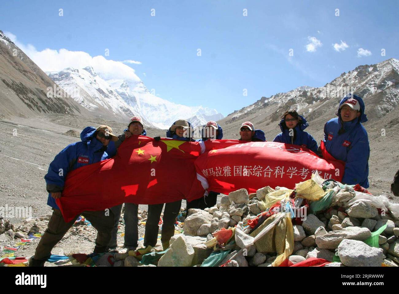 Bildnummer : 51508203 Date de référence : 20.10.2006 Copyright : imago/Xinhua Expeditionsteam mit der chinesischen Nationalfahne - PUBLICATIONxNOTxINxCHN, Personen ; 2006, Dingri, Flagge, équipe, expédition, Expeditionen ; , quer, Kbdig, Porträt, Gebirge, Tibet, Banque D'Images