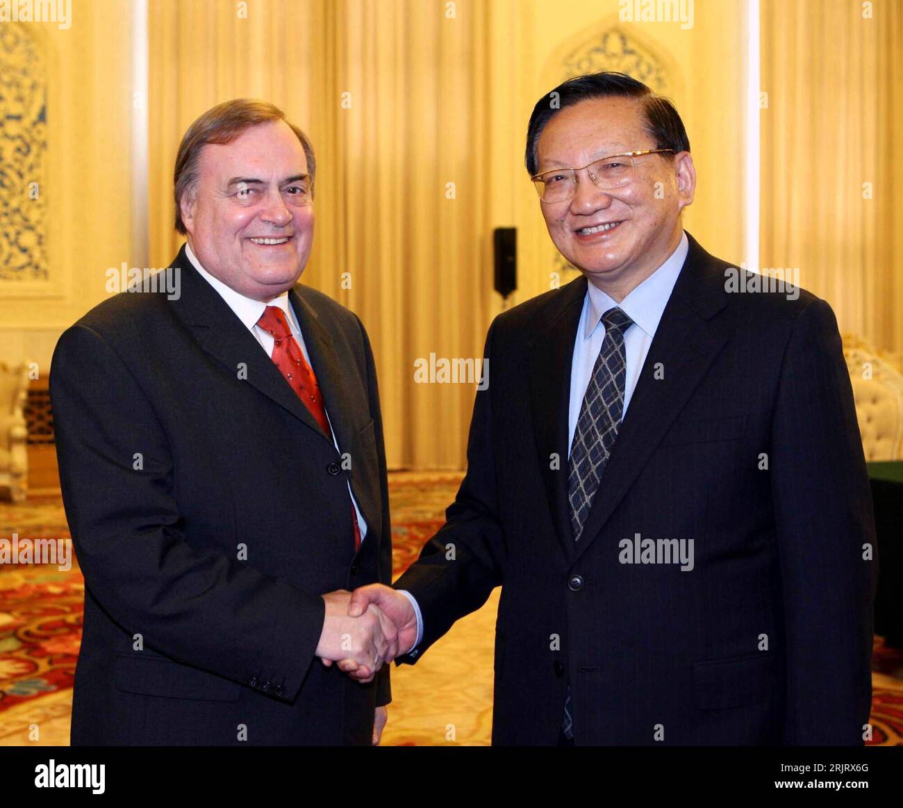 Bildnummer : 51508429 Date de référence : 27.10.2006 Copyright : imago/Xinhua Staatssekretär Tang Jiaxuan (re., CHN) und Vizefirerminister John Prescott (GBR) in Pékin, Personen , optimistisch ; 2006, Pékin, Pressetermin, serrer la main, Shakehands, Politiker ; , quer, Kbdig, Gruppenbild, close, internationale Politik, Politik, Chine, Randbild, gens Banque D'Images
