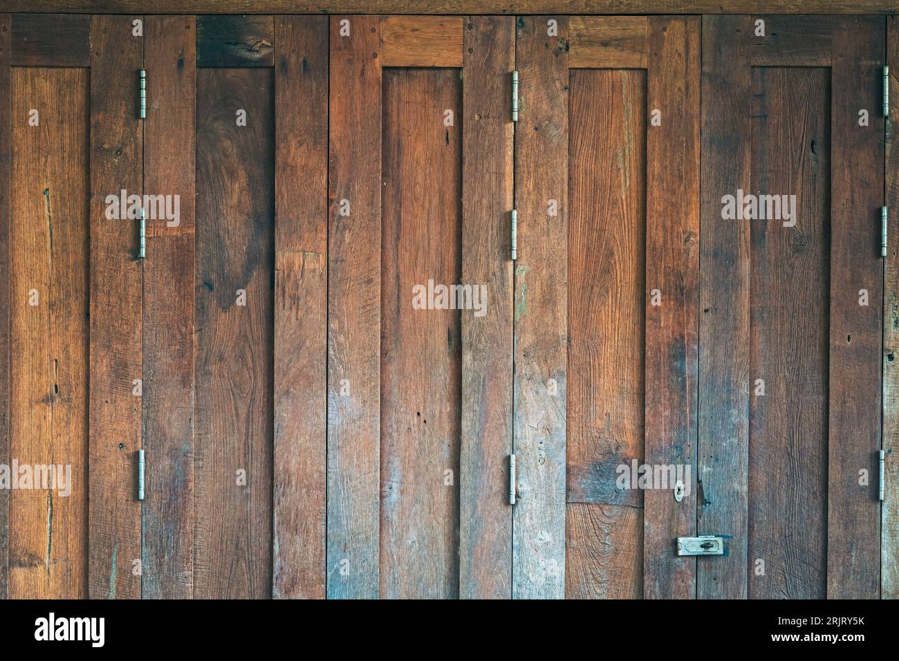 Cadre de porte pliante en bois antique traditionnel de style asiatique. Porte traditionnelle thaïlandaise en bois d'architecture historique. Beau doo pliant en bois rétro Banque D'Images