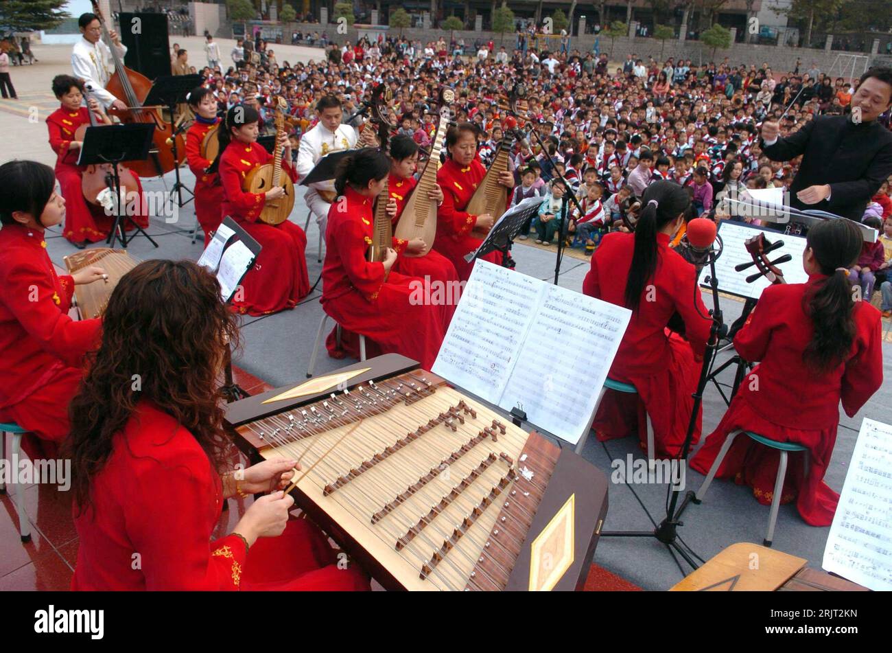 Bildnummer : 51548282 Date de référence : 09.11.2006 Copyright : imago/Xinhua Orchester für traditionelle volkstümliche Musik BEI einem Konzert für Kinder in Hefei, Provinz Anhui PUBLICATIONxNOTxINxCHN, Personen ; 2006, Hefei, chinois, Chinesen, chinesische , Tradition , musique, Musikerin ; , quer, Kbdig, totale, Musik, Kunst, Chine, , Banque D'Images