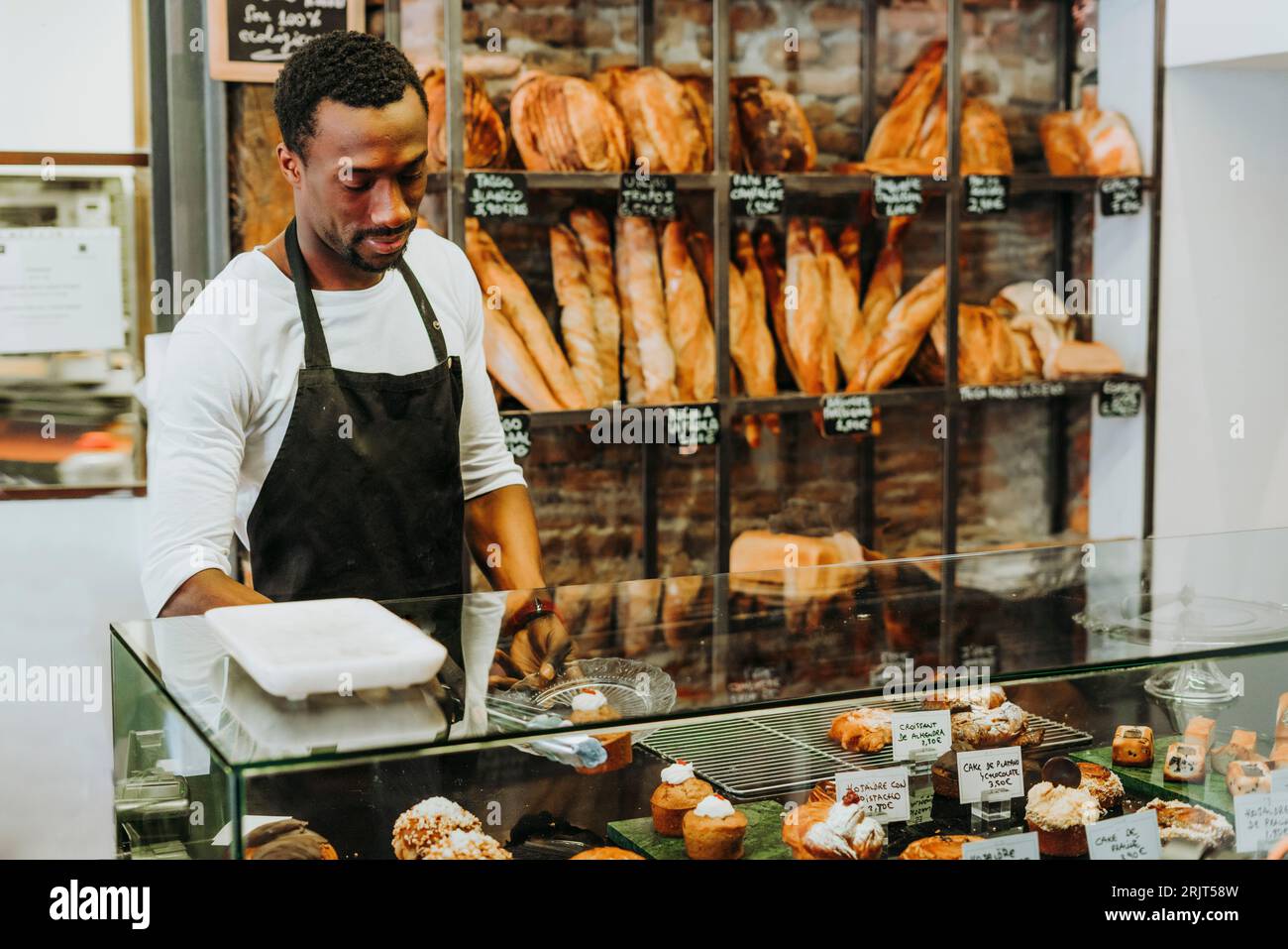 Homme travaillant dans une boulangerie Banque D'Images