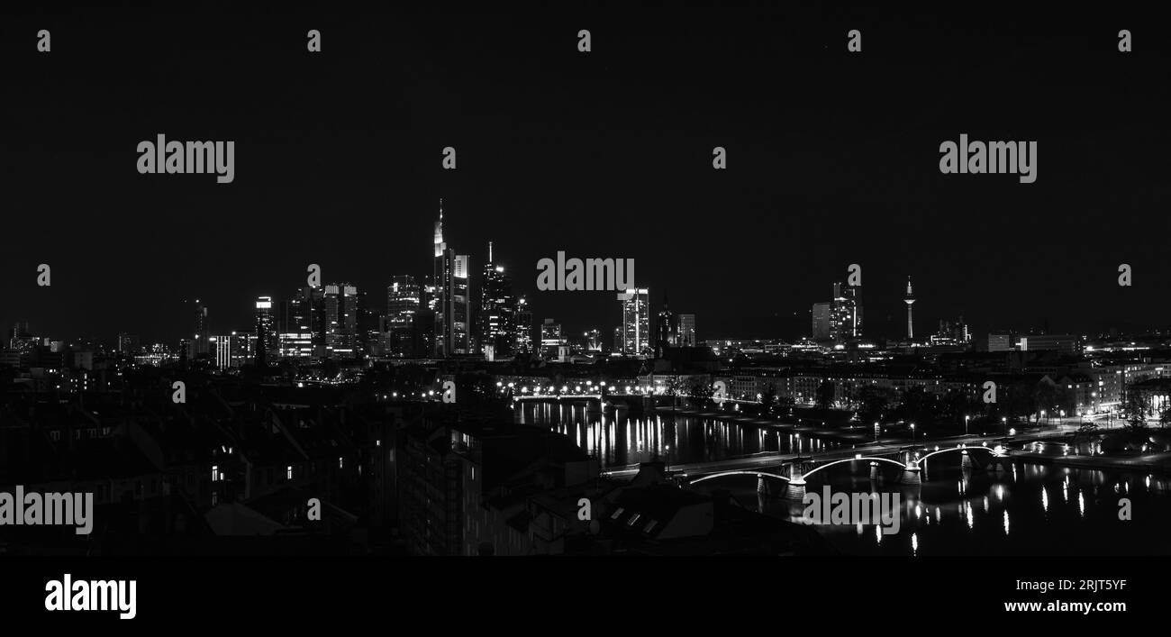 Une photo en niveaux de gris de l'horizon historique de Francfort, en Allemagne Banque D'Images