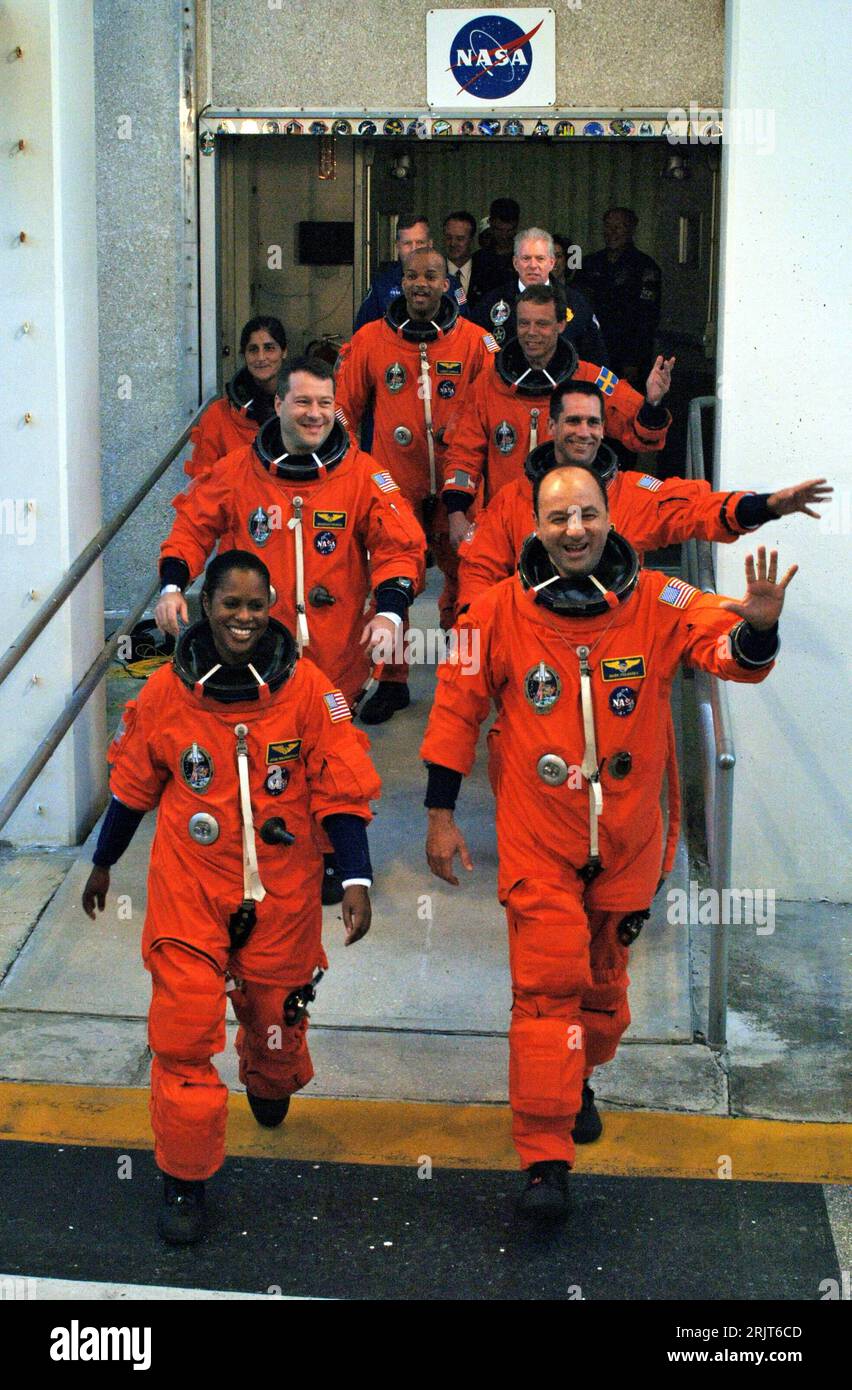 Bildnummer : 51584631 3 Datum : 09.12.2006 3 Copyright : imago/Xinhua Besatzungsmitglieder des Space Shuttle - Discovery - vor dem Start auf dem Kennedy Space Center in Florida : Mark Polansky (1.Reihe re.), Joan Higginbotham (1.Reihe li.), Nicholas Patrick (2.Reihe li.), William Oefelein (2.sang Chugre Williams. Und Robert Curbeam (hi., alle USA) - PUBLICATIONxNOTxINxCHN, Personen , optimistisch ; 2006, Cape Canaveral, navette spatiale, Weltraumforschung, NASA, STS 116, Raumfahrt, astronaute, Astronauten, Gestik ; , hoch, Kbdig, Gruppenbild, logo, Lo Banque D'Images
