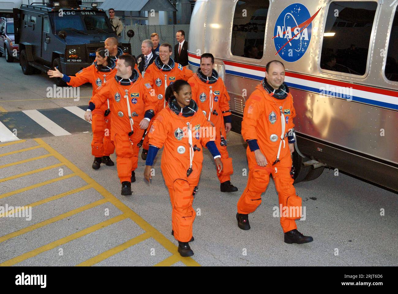 Bildnummer : 51584630 3 Datum : 09.12.2006 3 Copyright : imago/Xinhua Besatzungsmitglieder des Space Shuttle - Discovery - vor dem Start auf dem Kennedy Space Center in Florida : Mark Polansky (1.Reihe re.), Joan Higginbotham (1.Reihe li.), Nicholas Patrick (2.Reihe li.), William Oefelein (2.sang Chugre Williams. Und Robert Curbeam (hi., alle USA) - PUBLICATIONxNOTxINxCHN, Personen , optimistisch ; 2006, Cape Canaveral, navette spatiale, Weltraumforschung, NASA, STS 116, Raumfahrt, astronaute, Astronauten, ; , quer, Kbdig, Gruppenbild, logo, Logos, VE Banque D'Images