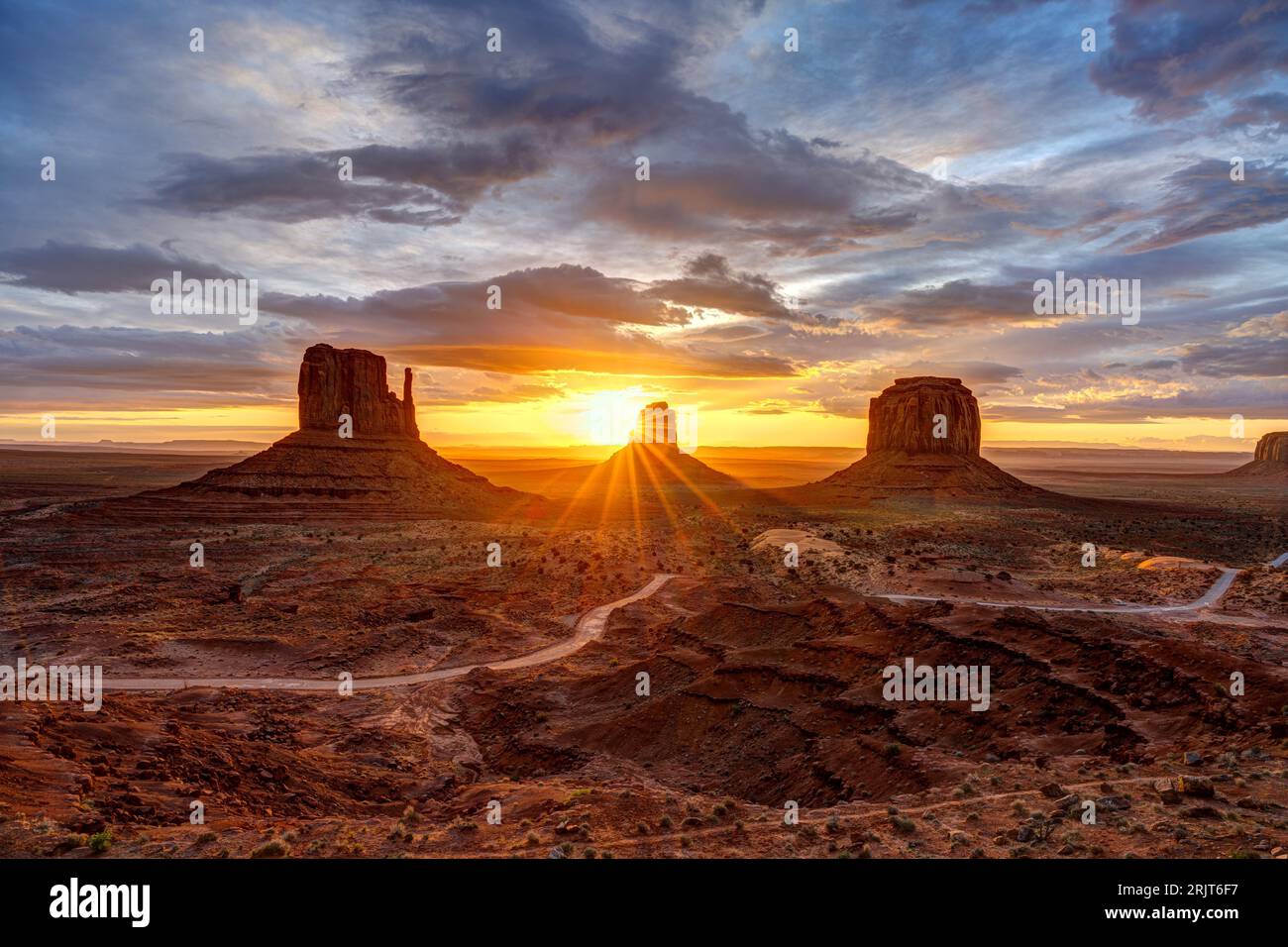 Lever de soleil spectaculaire dans la célèbre Monument Valley en Arizona, États-Unis Banque D'Images