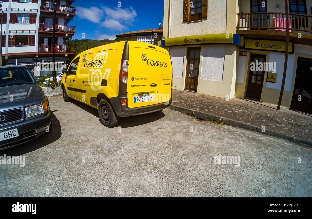 Une photo dynamique représentant le véhicule de livraison Correos Banque D'Images