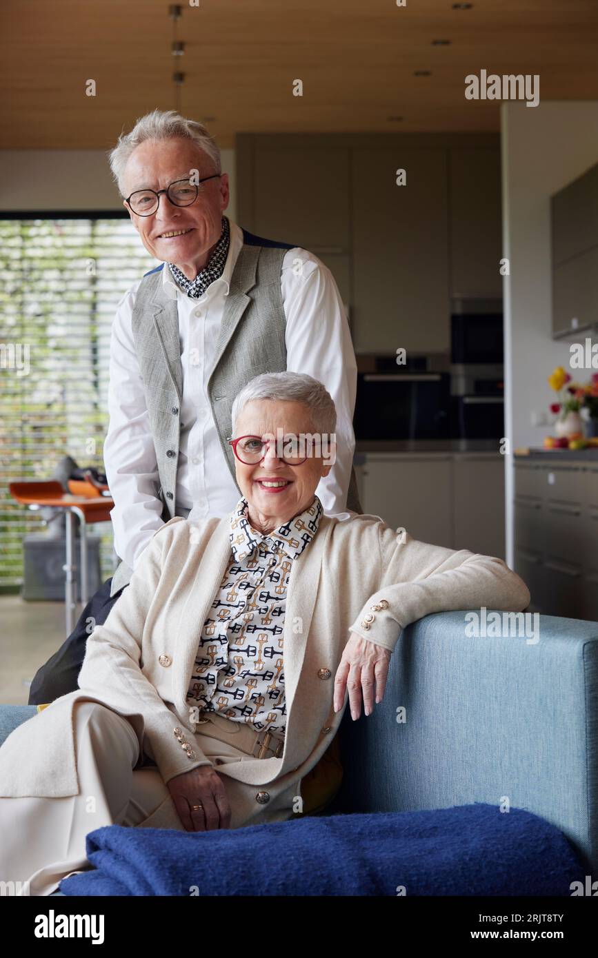 Portrait of happy senior couple at home Banque D'Images