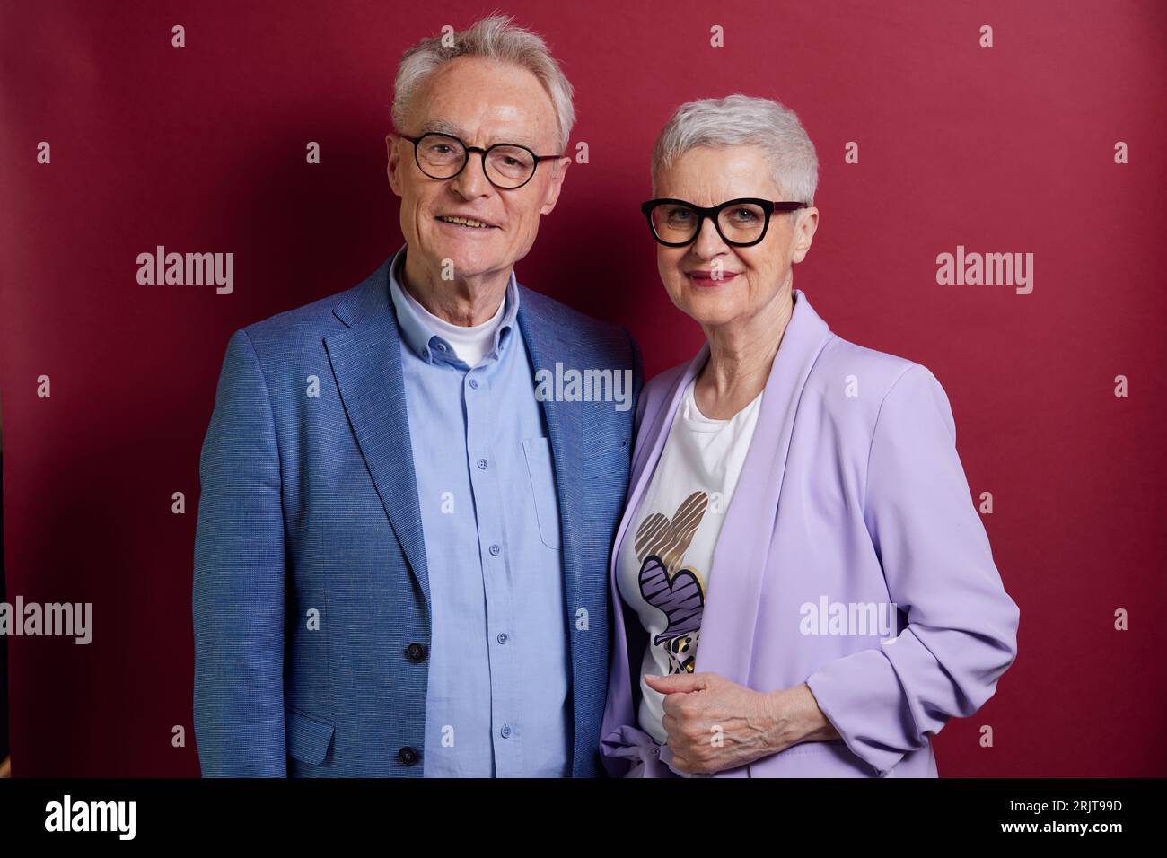 Portrait du couple senior sur fond violet Banque D'Images