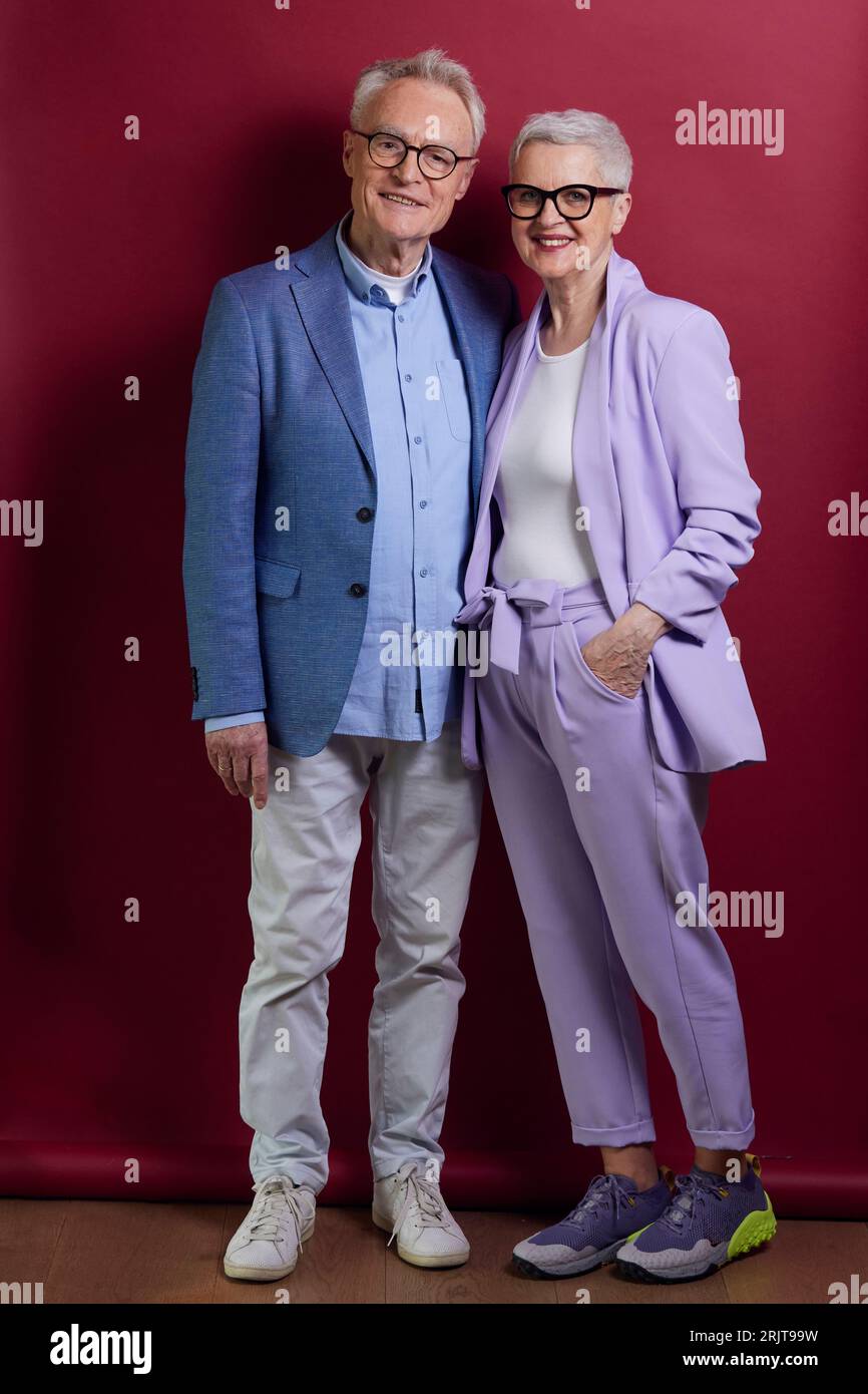 Portrait de couple senior confiant sur fond violet Banque D'Images
