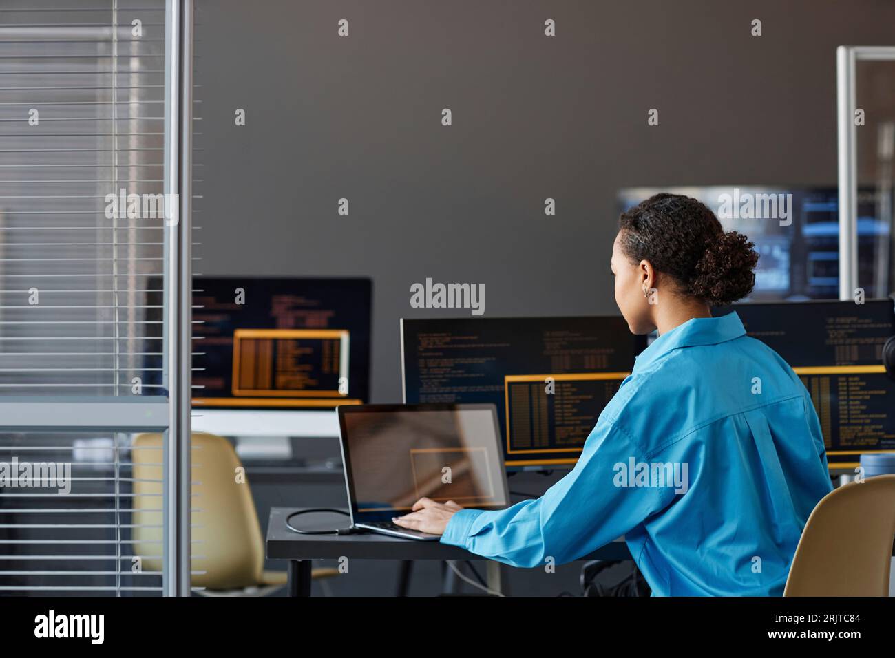 Programmeur informatique travaillant sur ordinateur portable dans le bureau Banque D'Images