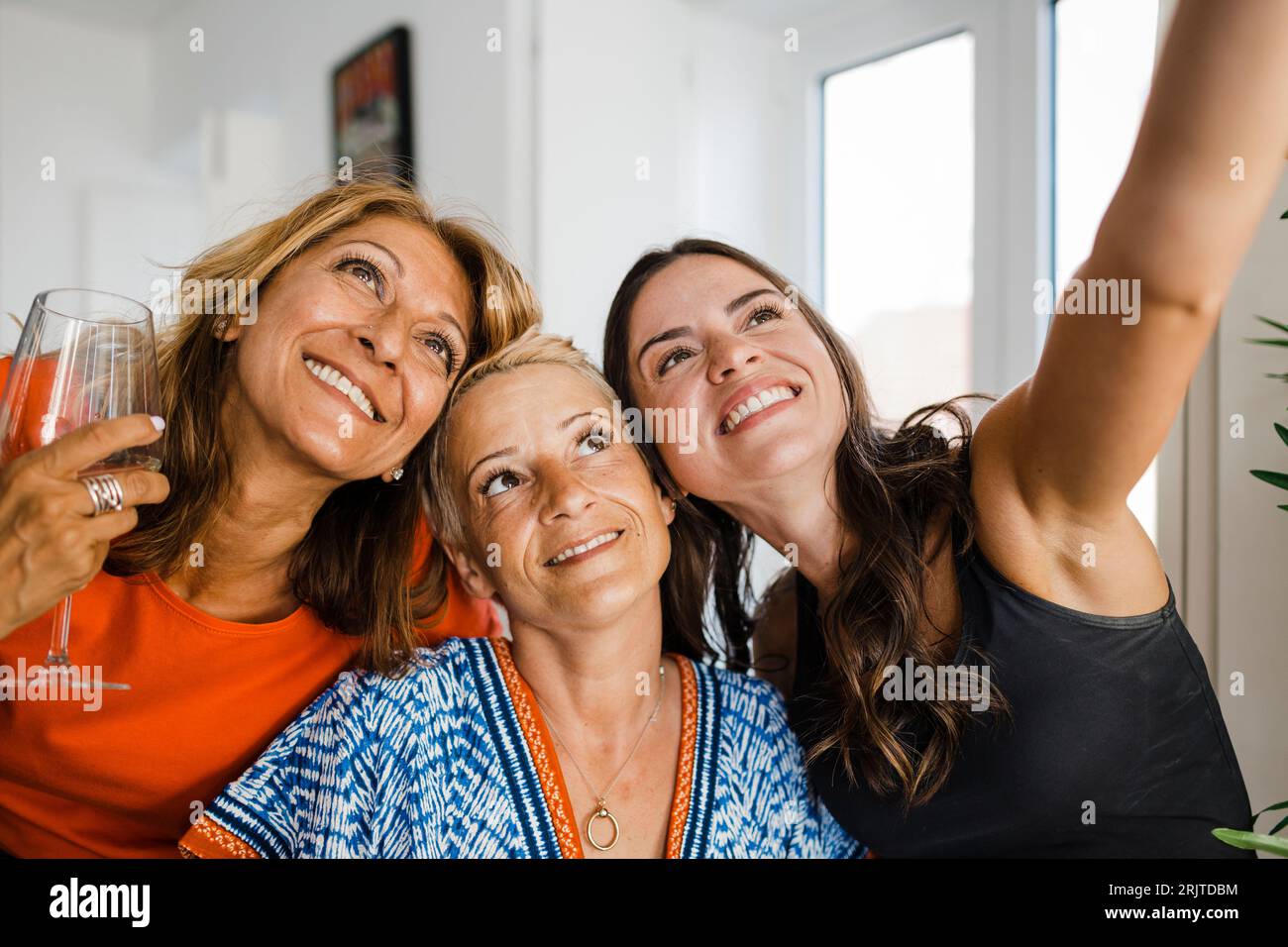 Une jeune femme heureuse prend le selfie avec des amis Banque D'Images