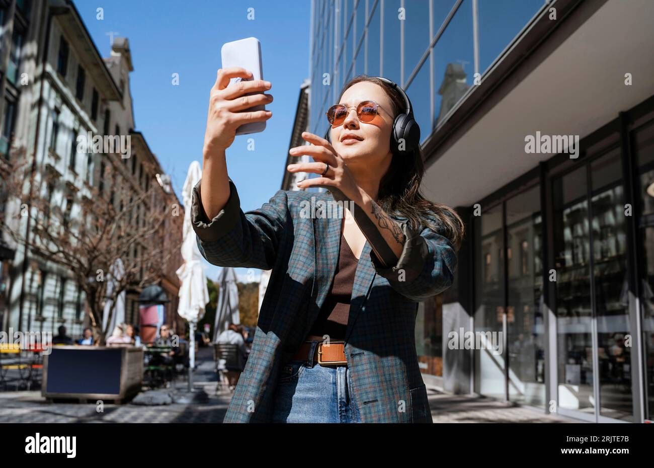 Femme souriante prenant le selfie par smartphone Banque D'Images
