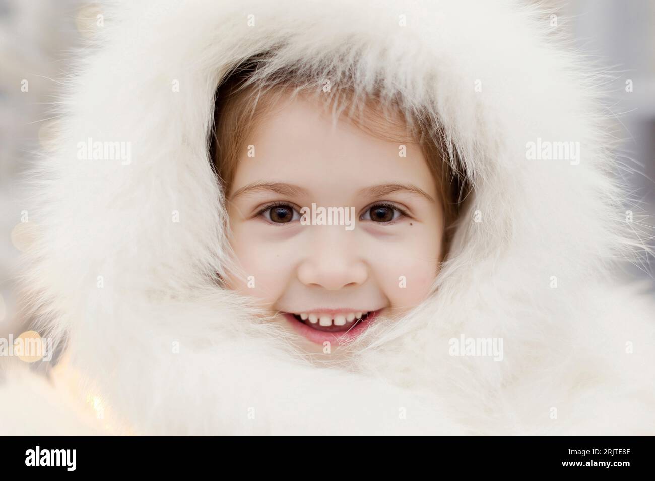 Fille souriante portant un chapeau de fourrure de couleur blanche Banque D'Images