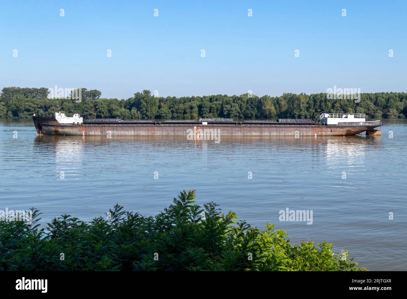 Long bateau sur la rivière Banque D'Images