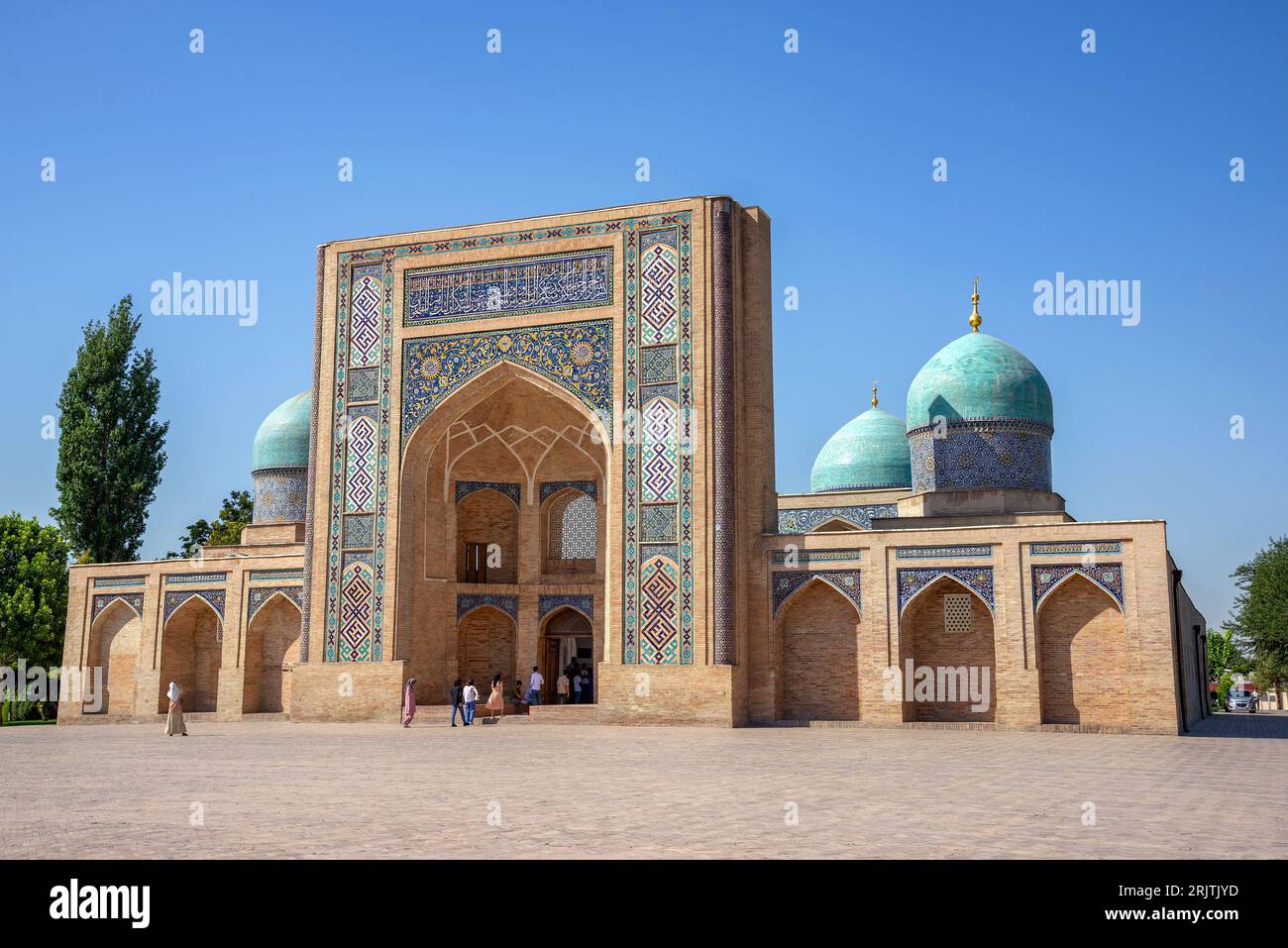 TACHKENT, OUZBÉKISTAN - 03 SEPTEMBRE 2022 : l'ancienne madrasa de Barak Khan par une journée ensoleillée. Tachkent, Ouzbékistan Banque D'Images