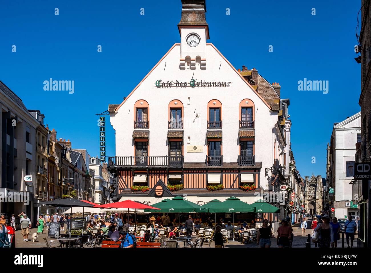 Clients à l'extérieur du café des Tribunaux, Dieppe, Seine-Maritime, France. Banque D'Images